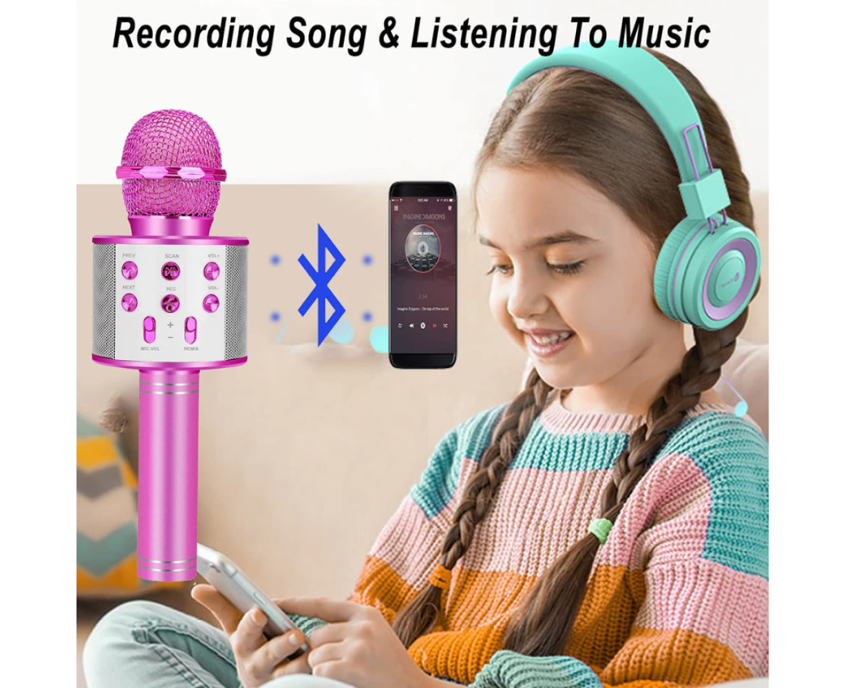 Mädchen mit Kopfhörern, Mikrofon und Telefon. Musik abspielen. Pinkes Mikrofon, blaues Bluetooth-Symbol und bunter Pullover.