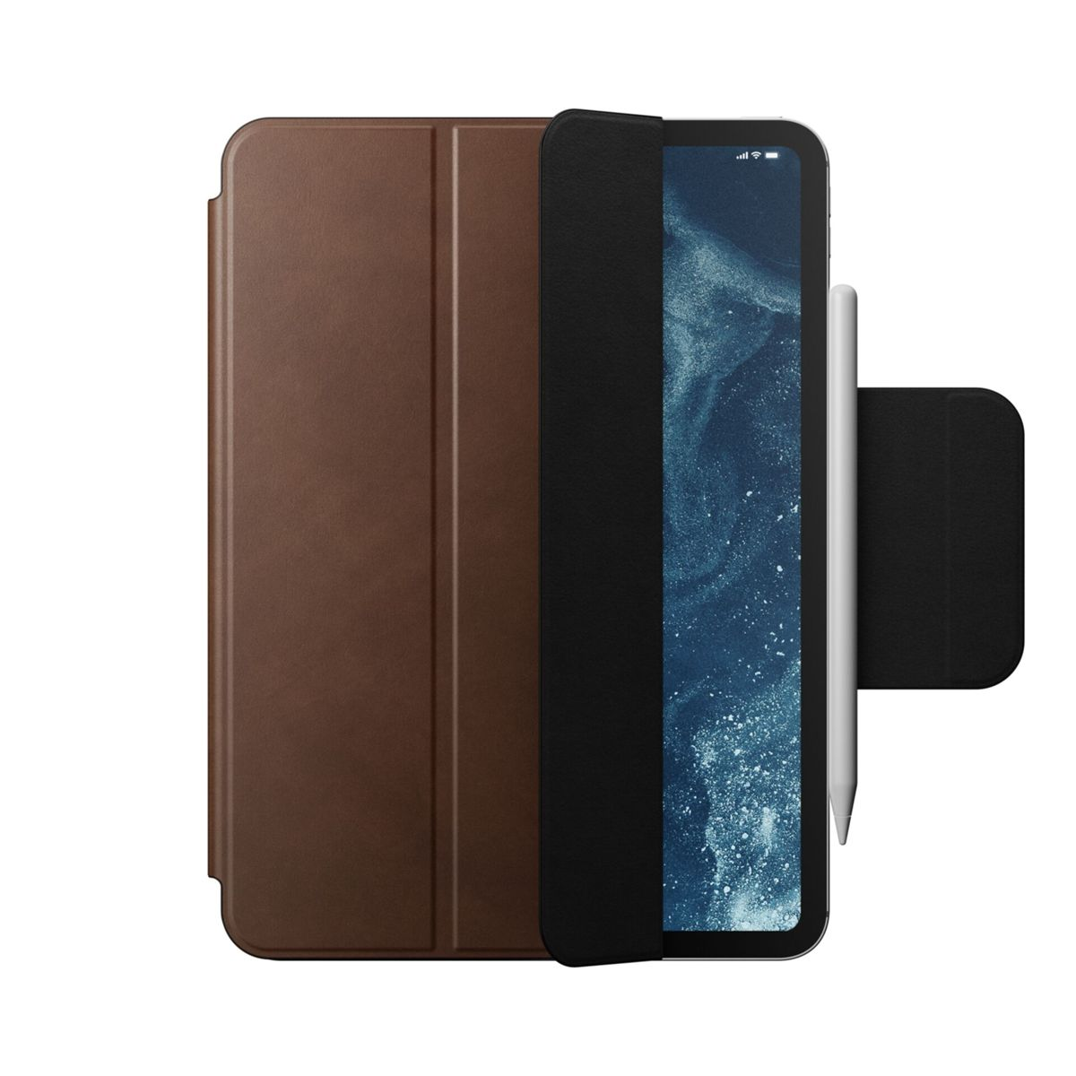 Ein offenes Tablet in einer braunen Hülle mit schwarzem Cover und weißem Stift. Das Display zeigt einen blauen Hintergrund. Rechte Seite hat eine schwarze Tasche.