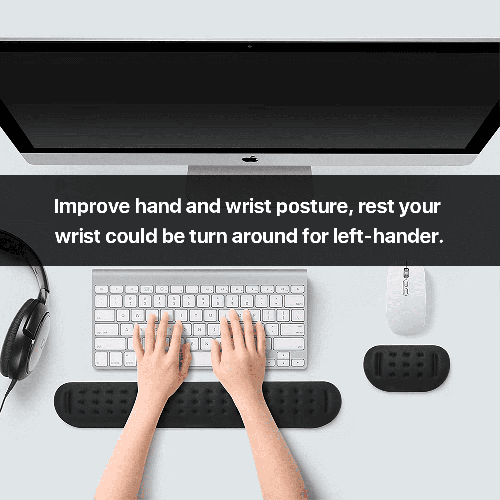 Hände tippen auf einer Tastatur mit Handgelenkauflagen. Monitor, Maus und Kopfhörer sind ebenfalls vorhanden. Text: verbessern Hand- und Handgelenkshaltung.