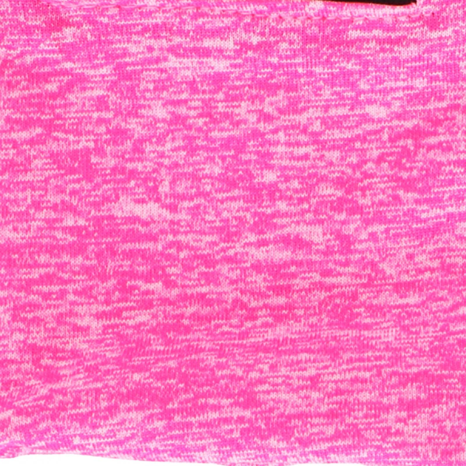 Gros plan sur un tissu tricoté rose avec des mouchetures blanches. La texture est visible. Le bord supérieur a une ligne plus sombre.