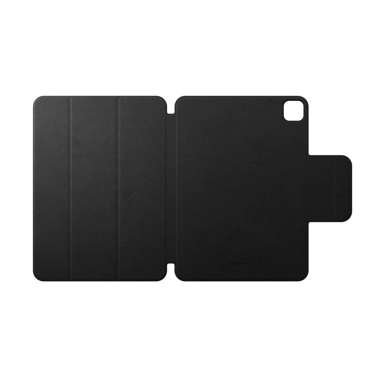 Schwarze Tablethülle, offen. Mit einer Abdeckung links, einem Tablethalter rechts und einer kleinen Tasche. Die Marke 'NOMAD' ist sichtbar.