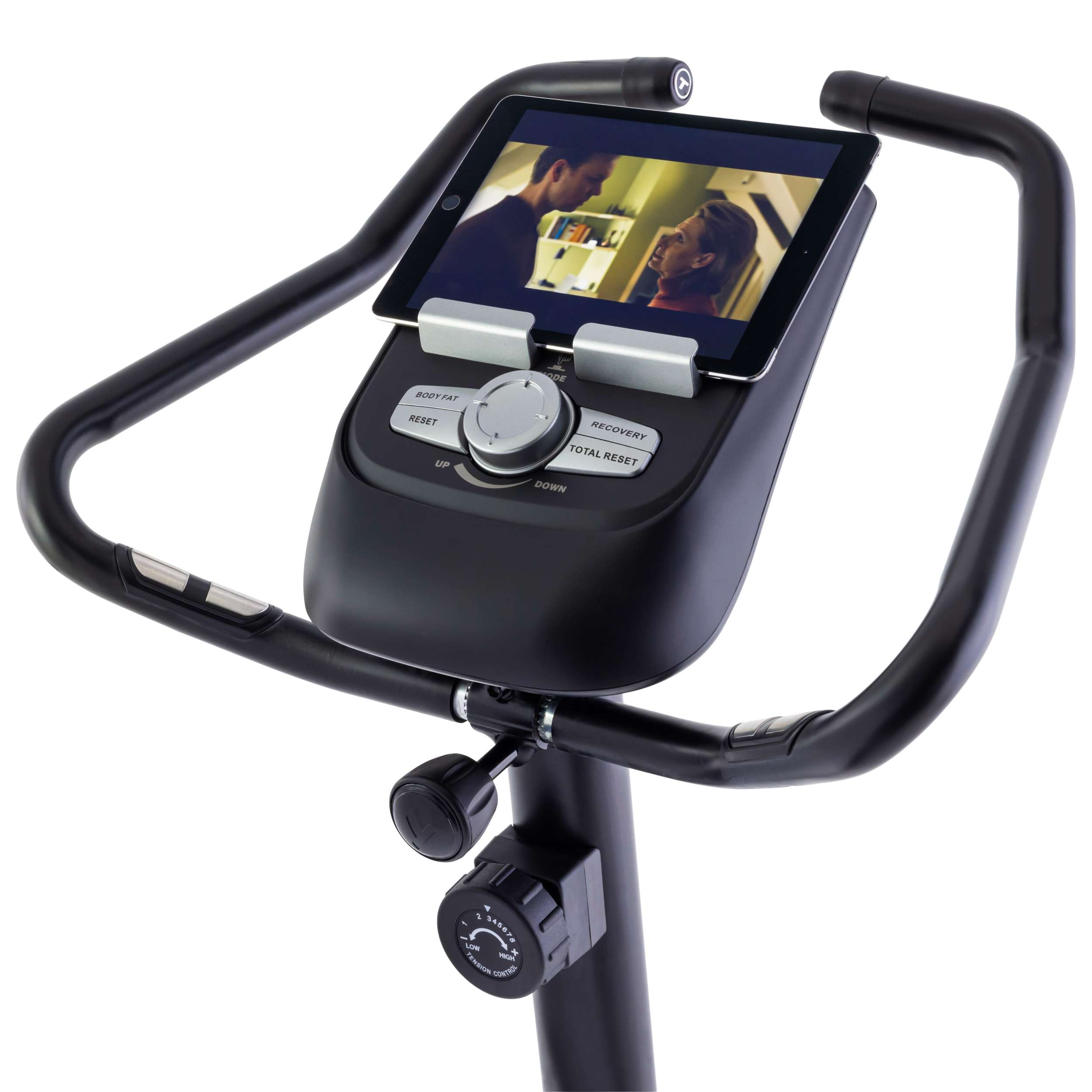 Hometrainer met tablet die video toont. Bediening met knoppen en spanningsknop. Zwart frame en witte achtergrond.