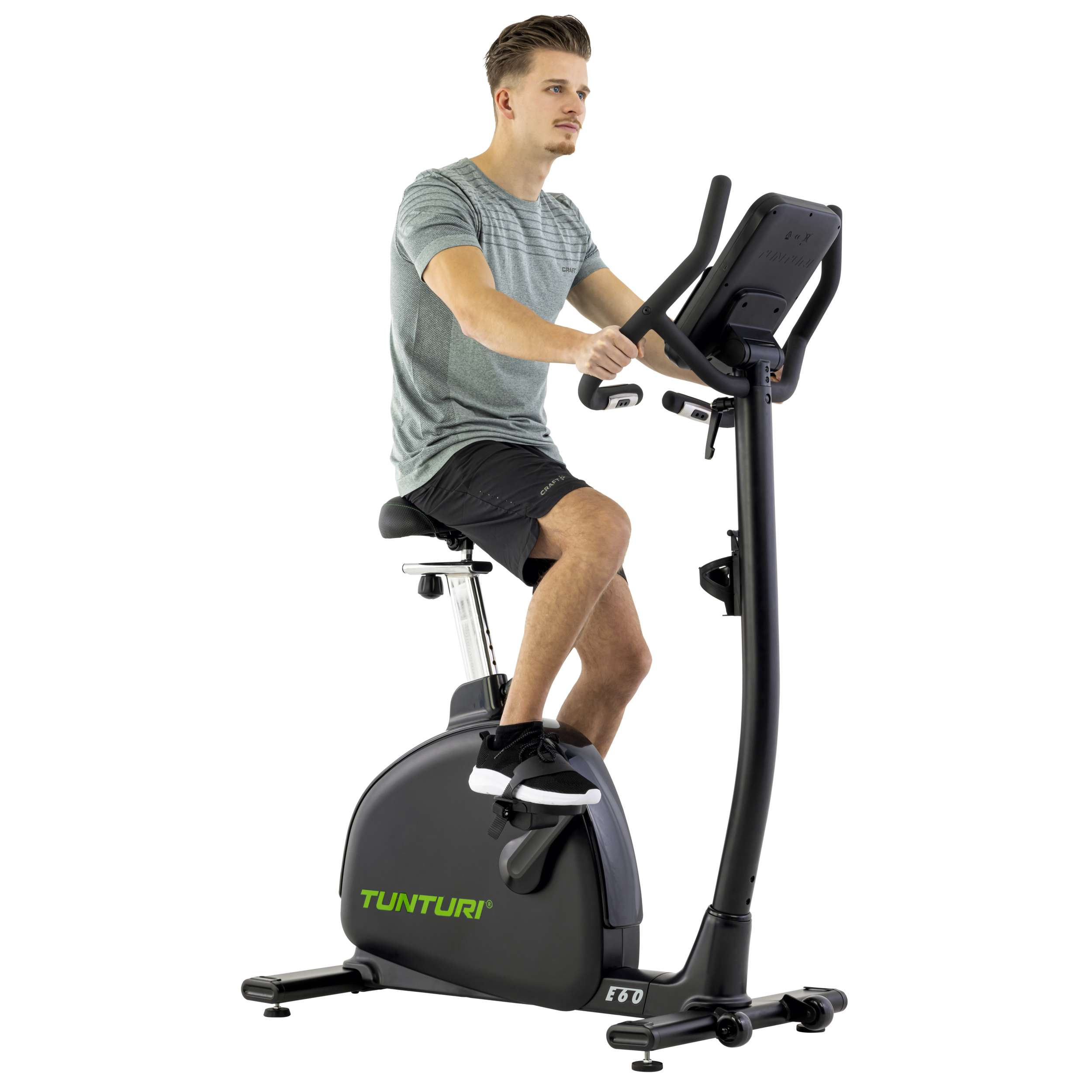 Een man in sportkleding traint op een zwarte hometrainer. De fiets heeft het merk Tunturi. Witte achtergrond.