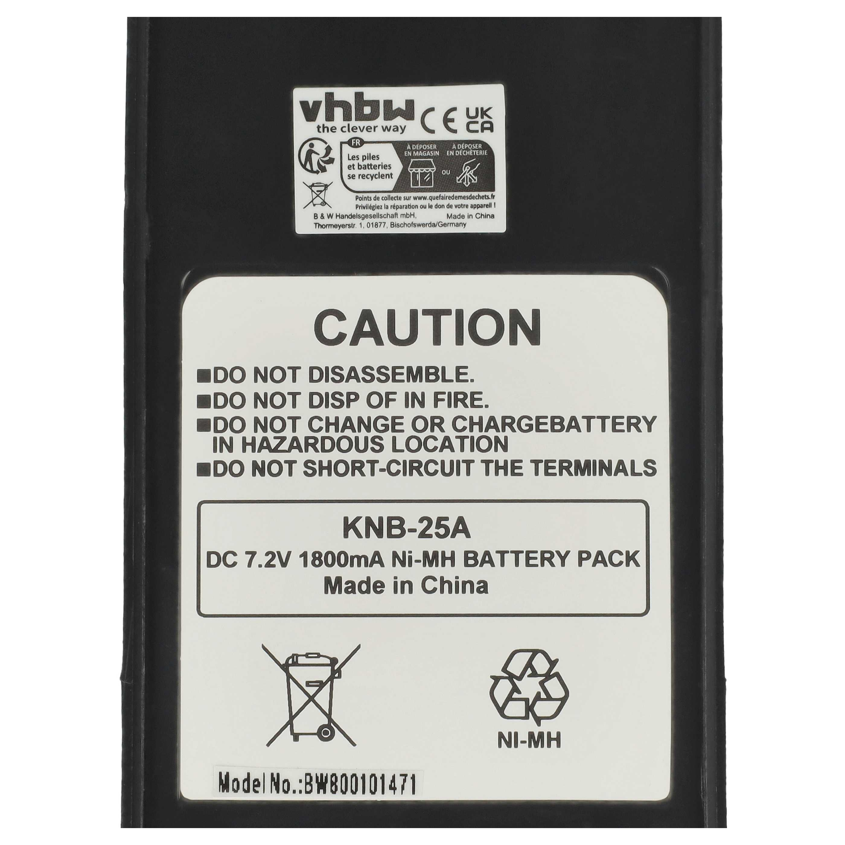 Schwarzes Batteriepack mit weißem Etikett. Text enthält Warnhinweise, Recyclingsymbole und technische Daten: KNB-25A.