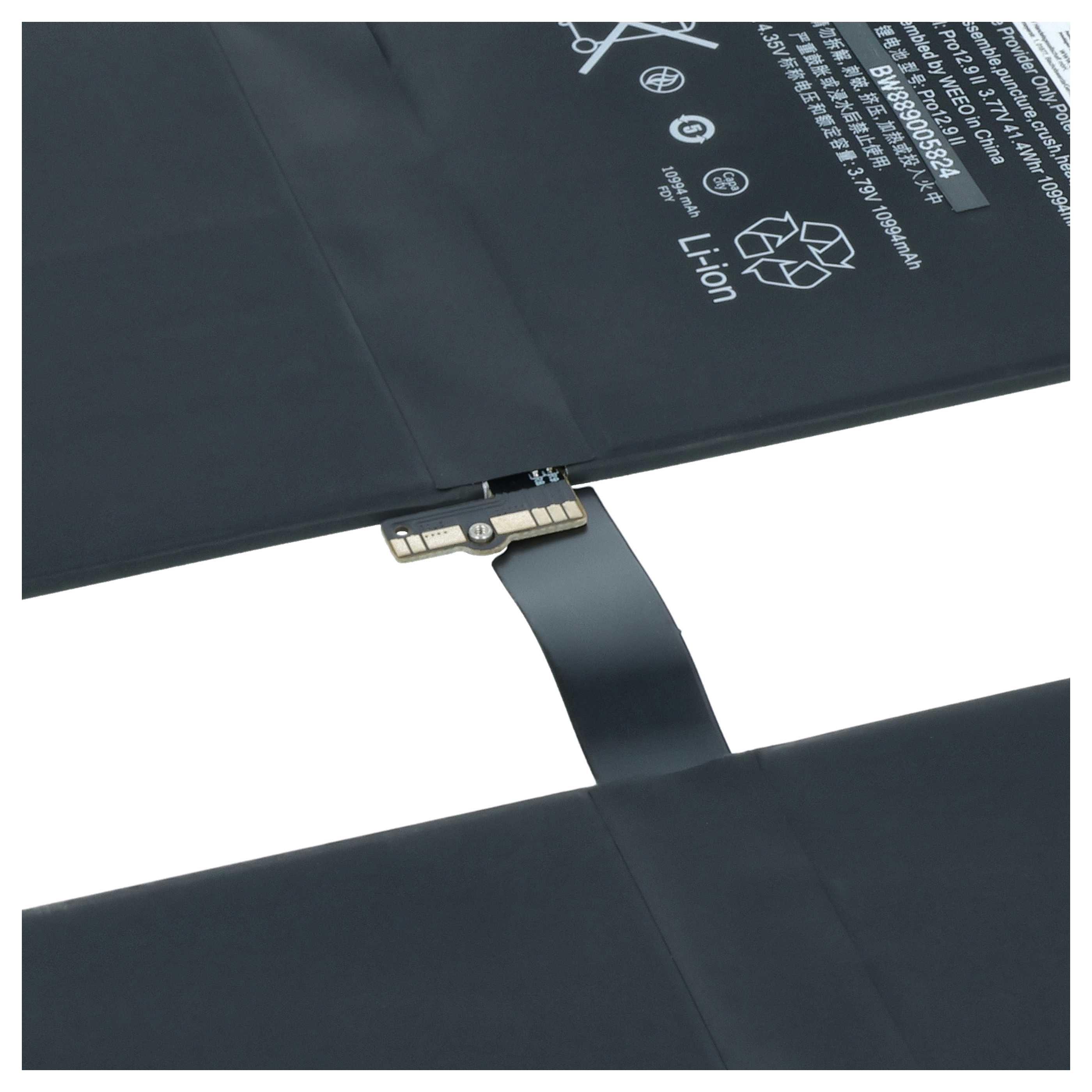 Ein schwarzer Li-Ionen-Akku mit Text und Symbolen. Ein Stecker und ein schwarzes Band sind befestigt. Weißer Hintergrund.