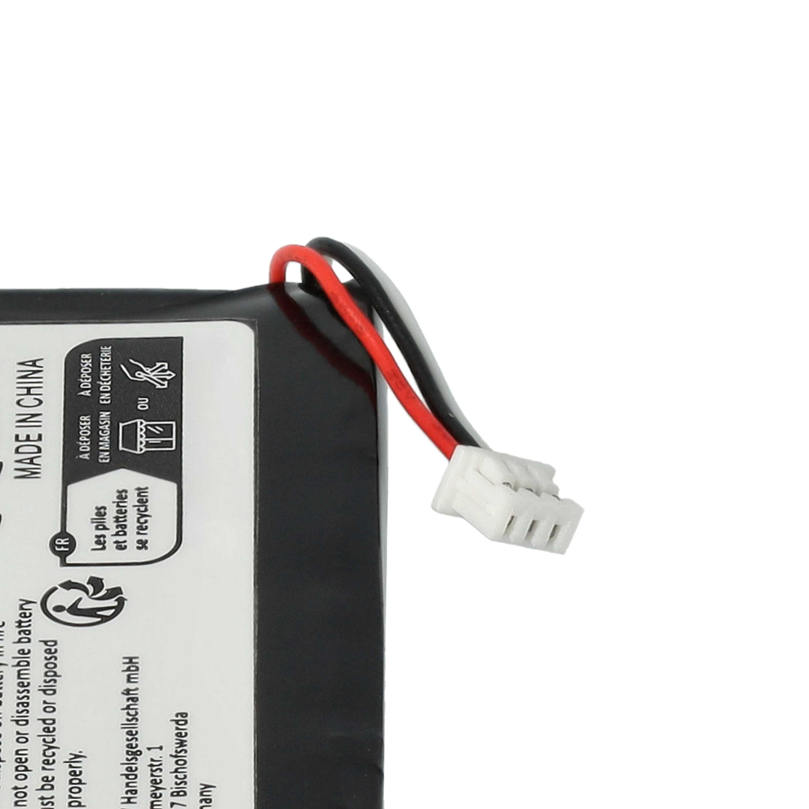 Ein Akku mit roten und schwarzen Drähten und einem weißen Stecker. Das Etikett trägt die Aufschrift Made in China, mit Recycling-Symbolen.