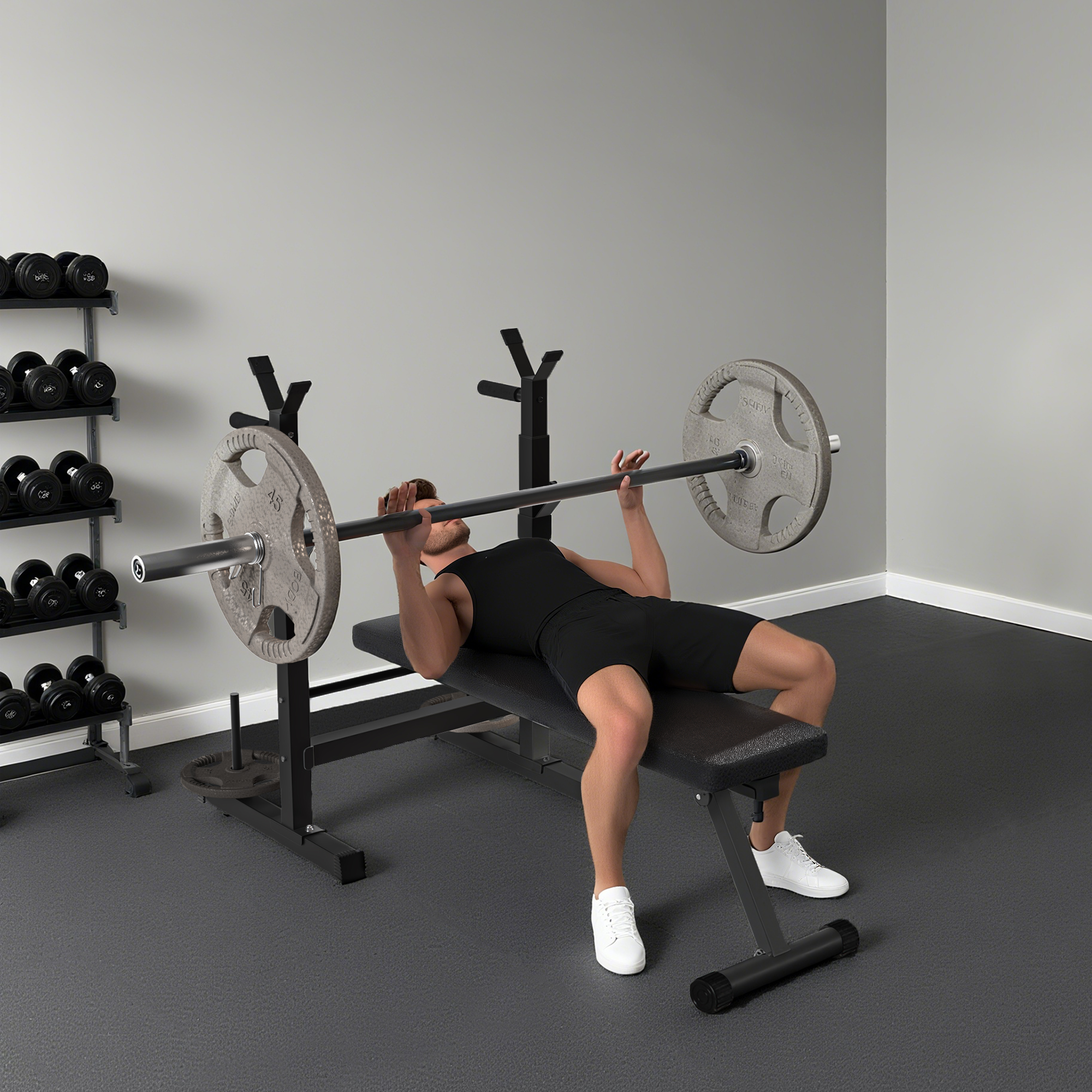 Un hombre está haciendo press de banca con una barra en un gimnasio. Lleva una camiseta sin mangas y pantalones cortos negros. Pesas y un estante en el fondo.