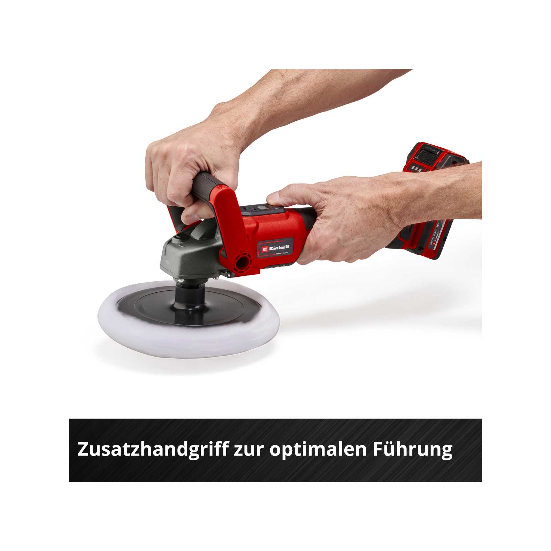 Eine Person hält ein rotes und graues Elektrowerkzeug mit einem weißen Pad vor weißem Hintergrund. Text unten.