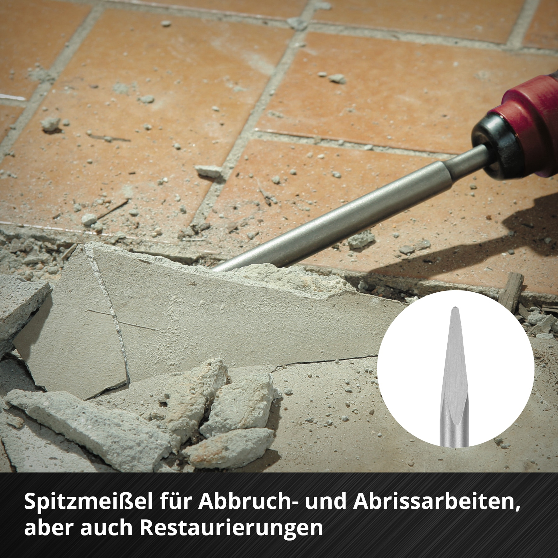 Ein Meißel bricht Betonfliesen. Ein rot-schwarzes Werkzeug wird verwendet. Die Szene spielt sich auf einem gefliesten Boden ab. Eine Nahaufnahme des Meißels befindet sich im Einsatz.