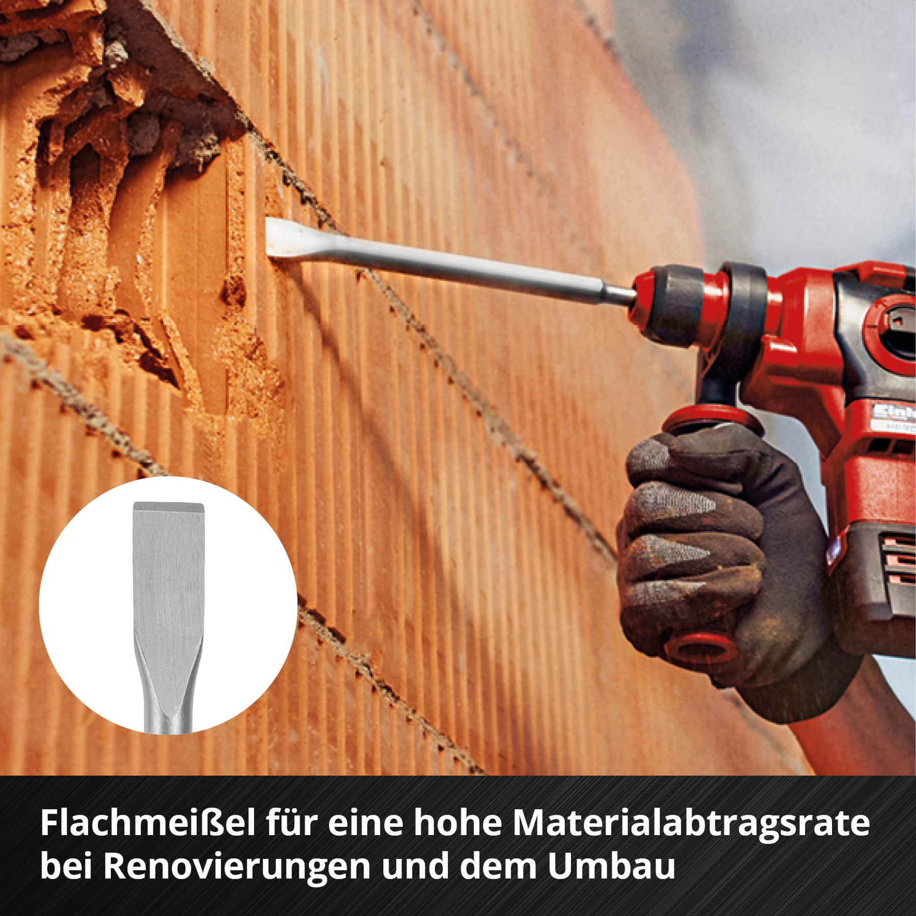 Eine Person verwendet einen rot-schwarzen Bohrer, um eine Ziegelmauer zu meißeln. Eine Nahaufnahme zeigt den Meißel in Aktion.