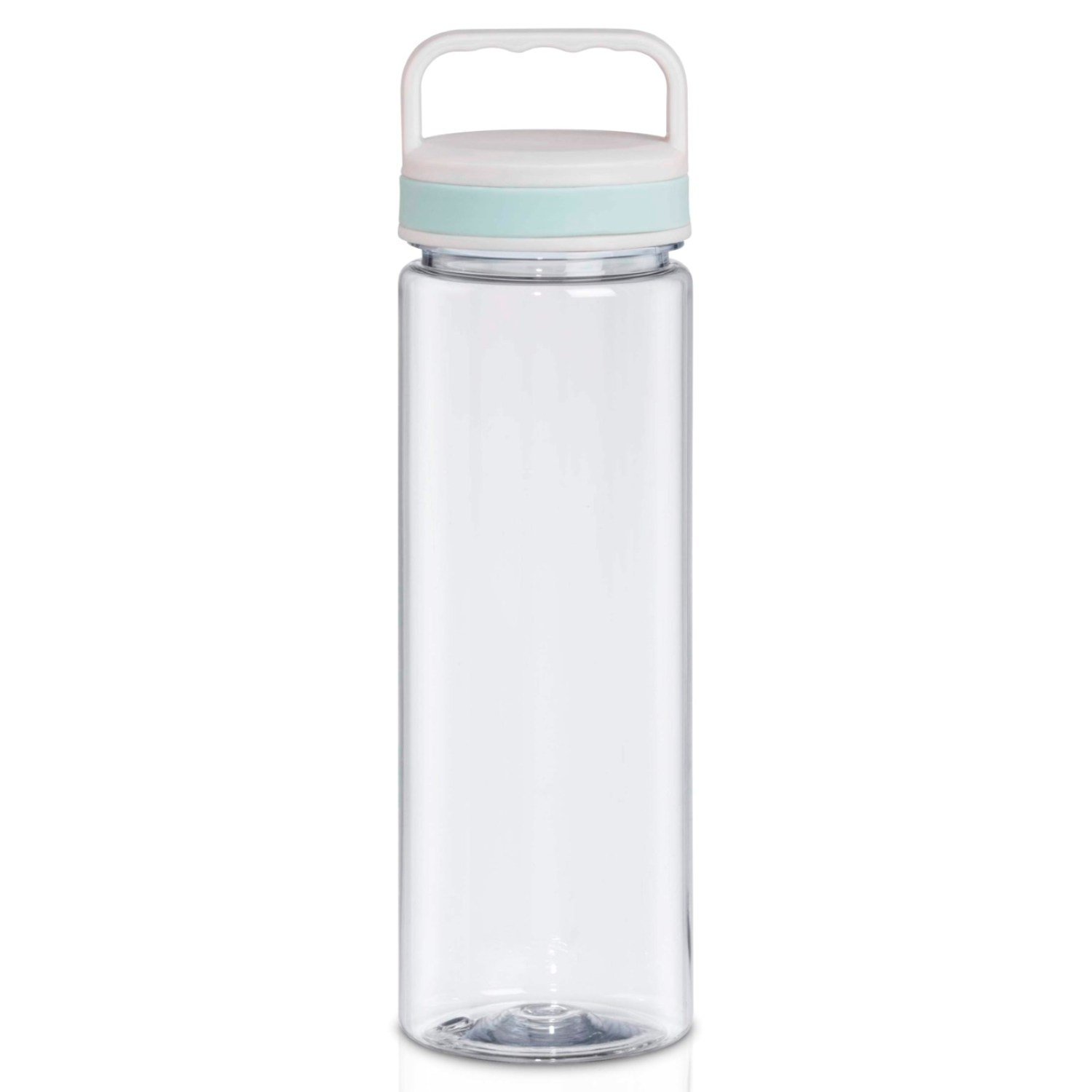 Eine durchsichtige Wasserflasche mit weißem Griff und Deckel, akzentuiert mit einem hellblauen Band. Sie steht auf einer weißen Oberfläche.