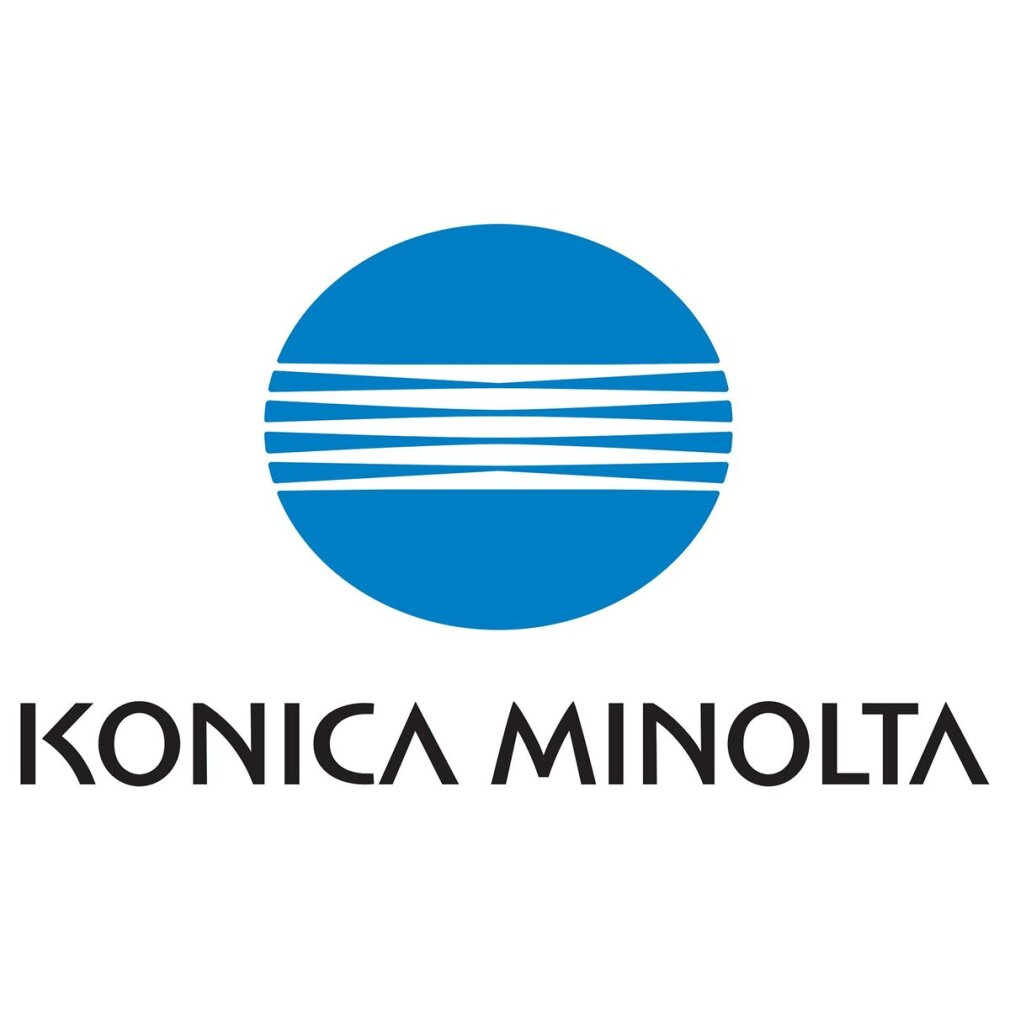 Logo Konica Minolta. Cerchio blu con linee orizzontali, sopra testo nero: KONICA MINOLTA.