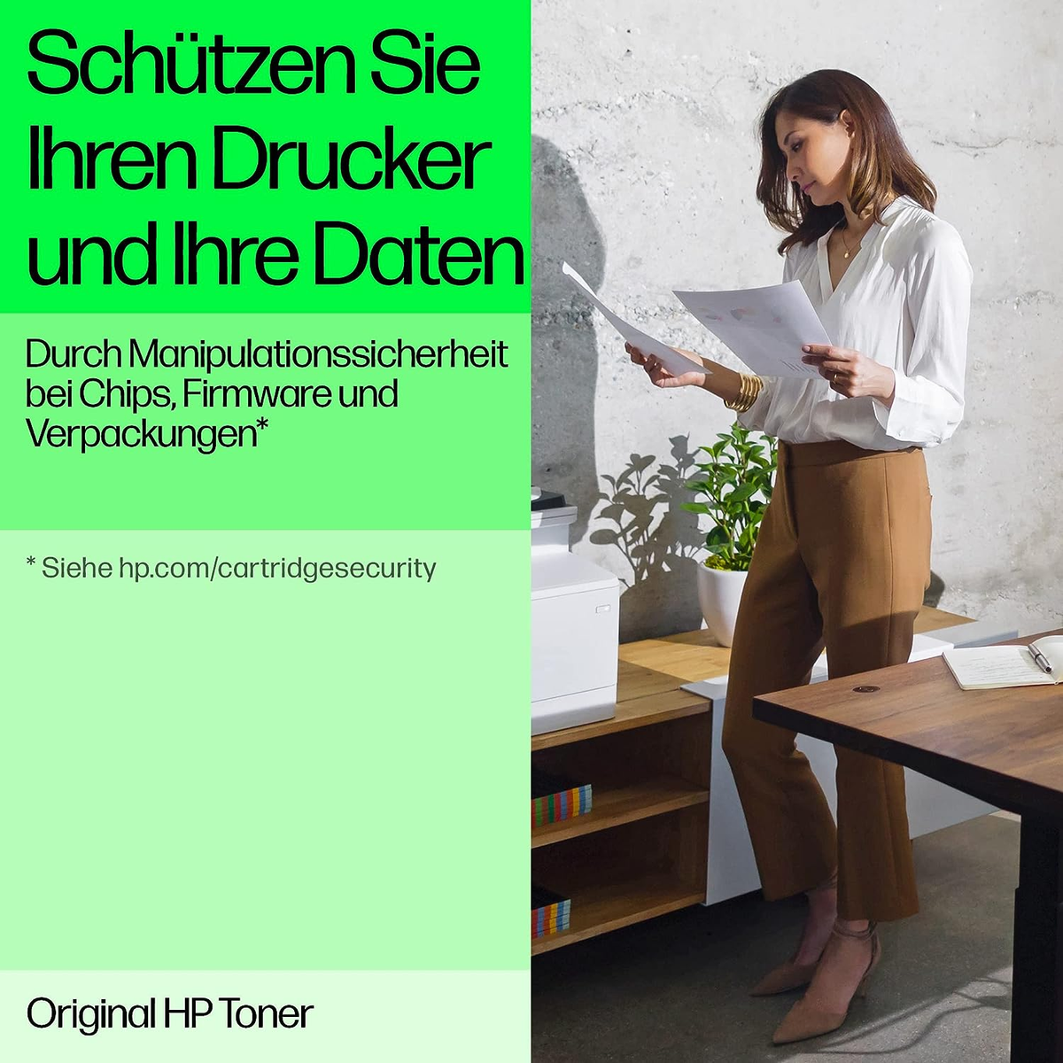 Une femme en chemise blanche et pantalon marron examine des papiers. Une imprimante est en arrière-plan. Texte allemand pour la sécurité des imprimantes.