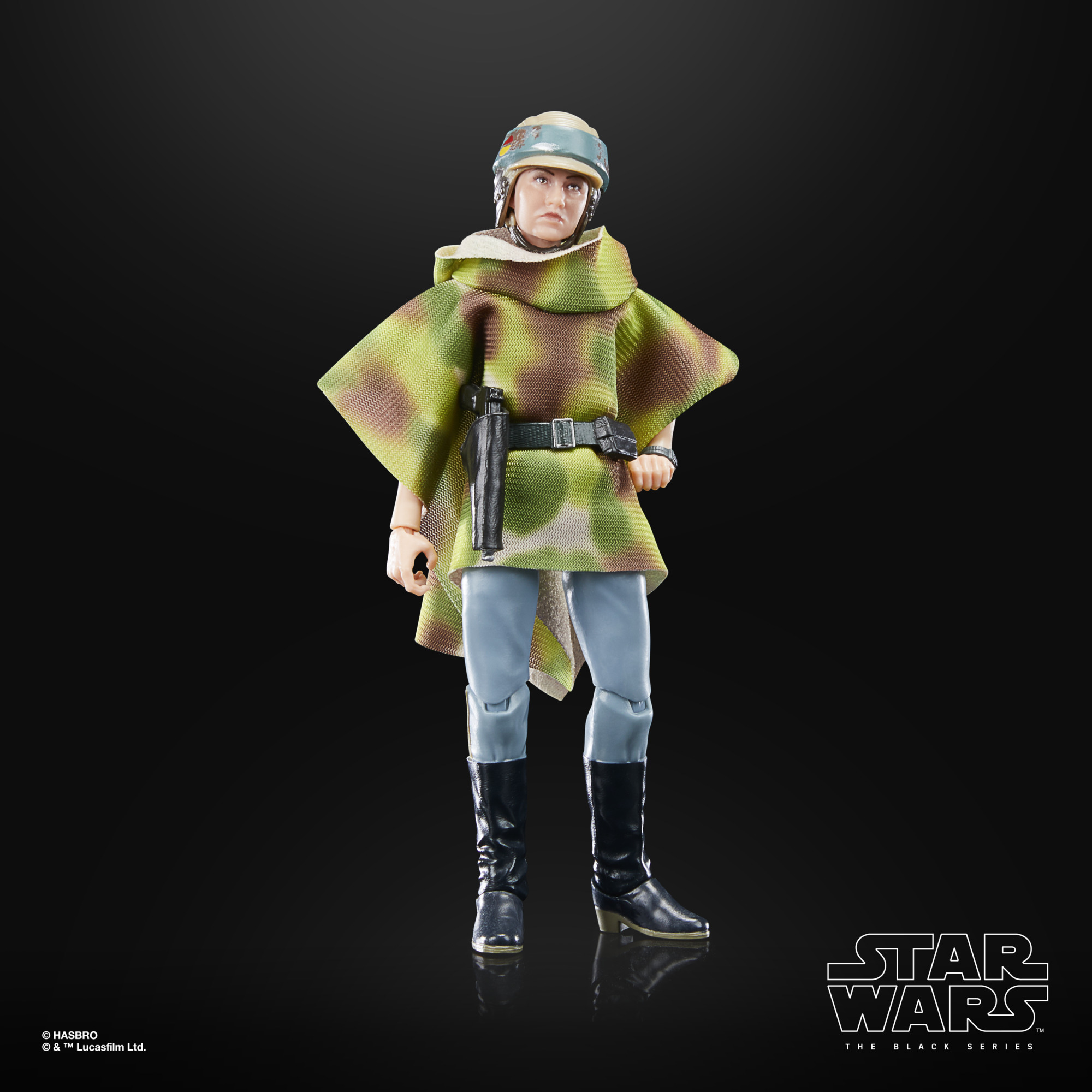Una figura de acción de Luke Skywalker con poncho de camuflaje, pantalones azules, botas negras y un casco, de pie sobre una superficie negra.