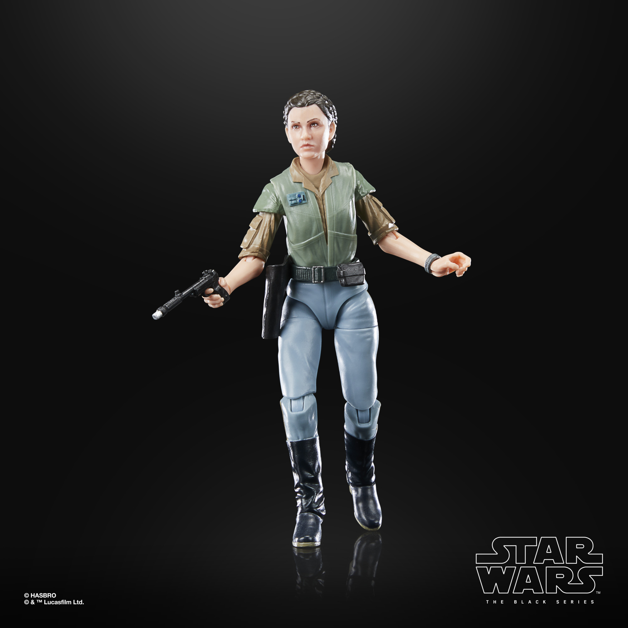 Figura de una mujer con chaqueta y pantalones verdes, sosteniendo un arma. Logotipo de Star Wars en la esquina inferior derecha, fondo negro.