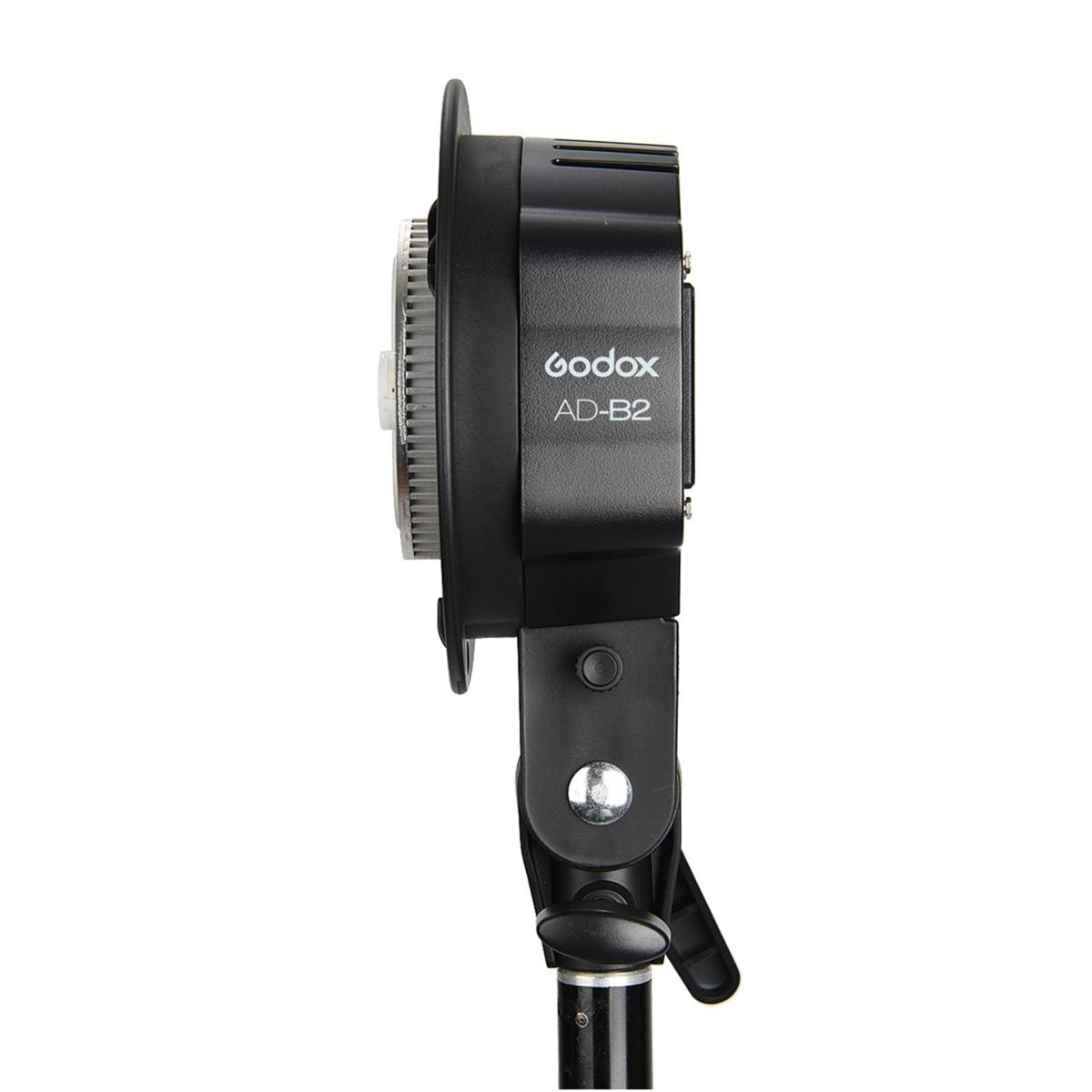 Een zwarte Godox AD-B2 stroboscooplicht wordt van opzij getoond, gemonteerd op een statief. Het licht heeft een ronde voorkant en een zwarte behuizing.