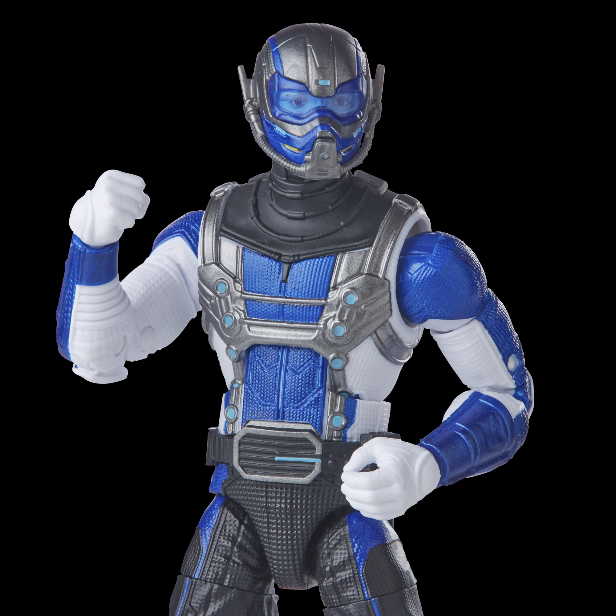 Niebiesko-biała figurka akcji superbohatera w hełmie. Postać pozuje na czarnym tle, z zaciśniętą pięścią.