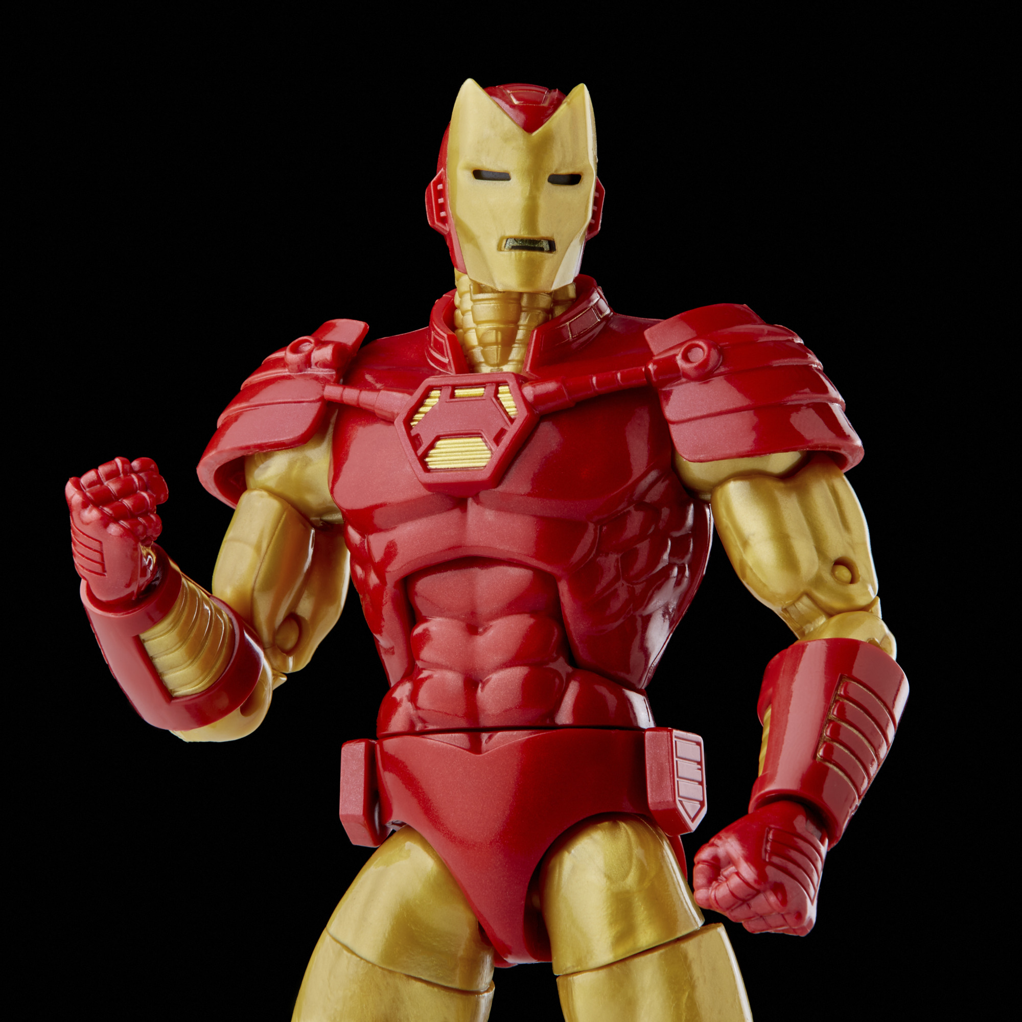 Action figure di Iron Man. Armatura rossa e oro con pugni chiusi su sfondo nero.
