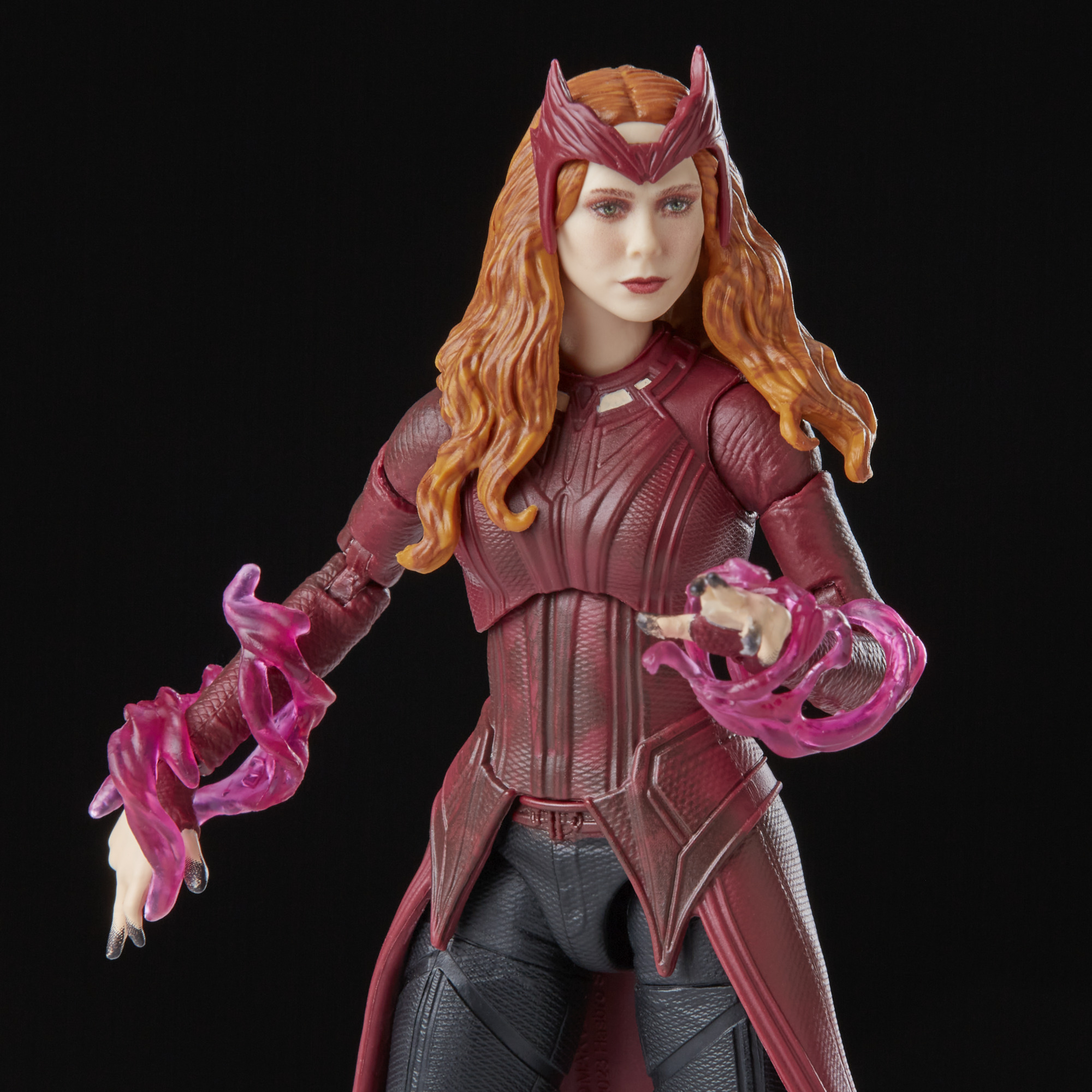 Siyah zemin üzerinde bir Scarlet Witch aksiyon figürü. Kırmızı bir kıyafet giyiyor ve ellerinin etrafında kırmızı sihir efektleri var.