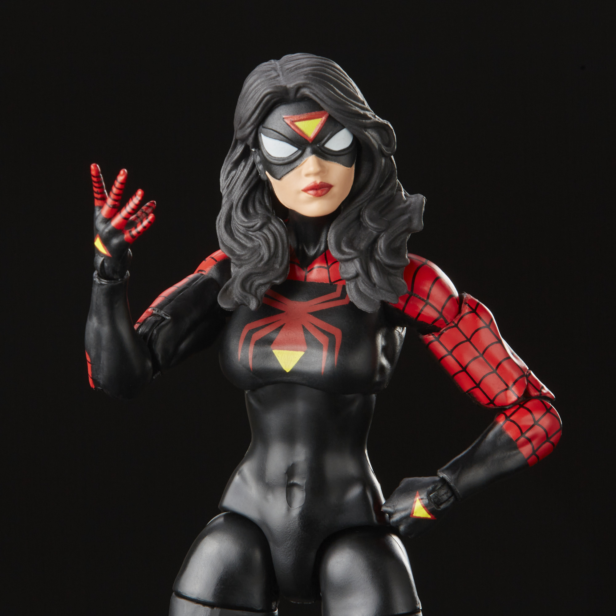 Figura de acción de Spider-Woman con traje negro y detalles rojos, posando. Diseño de telaraña en brazos, cabello negro y máscara.