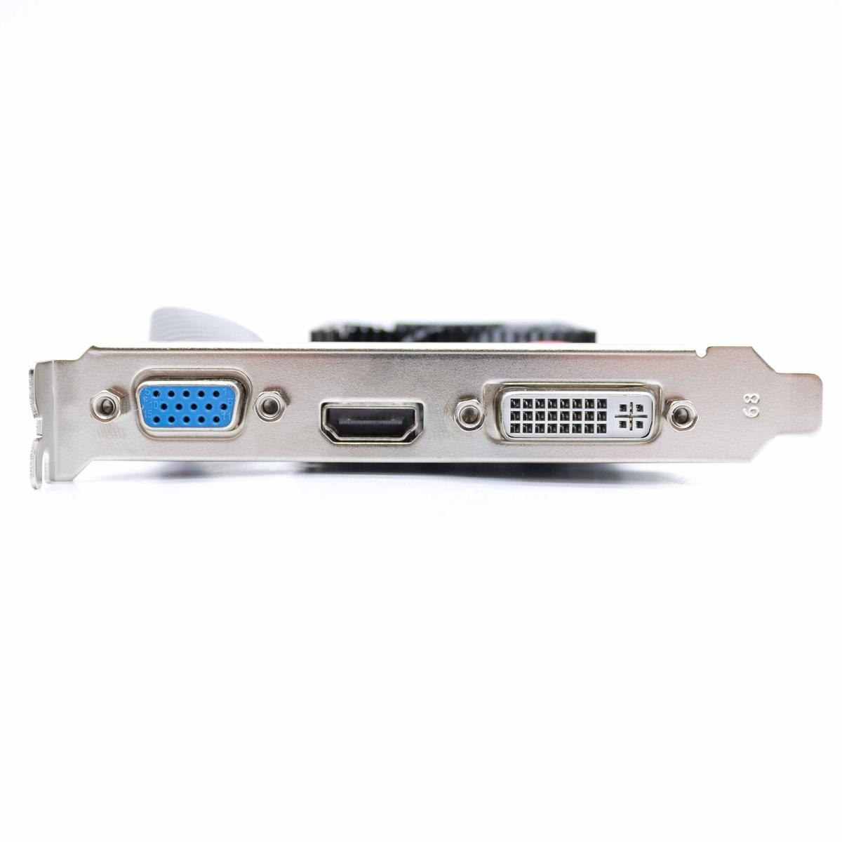 Una scheda grafica argentata con porte VGA, HDMI e DVI è vista su sfondo bianco.