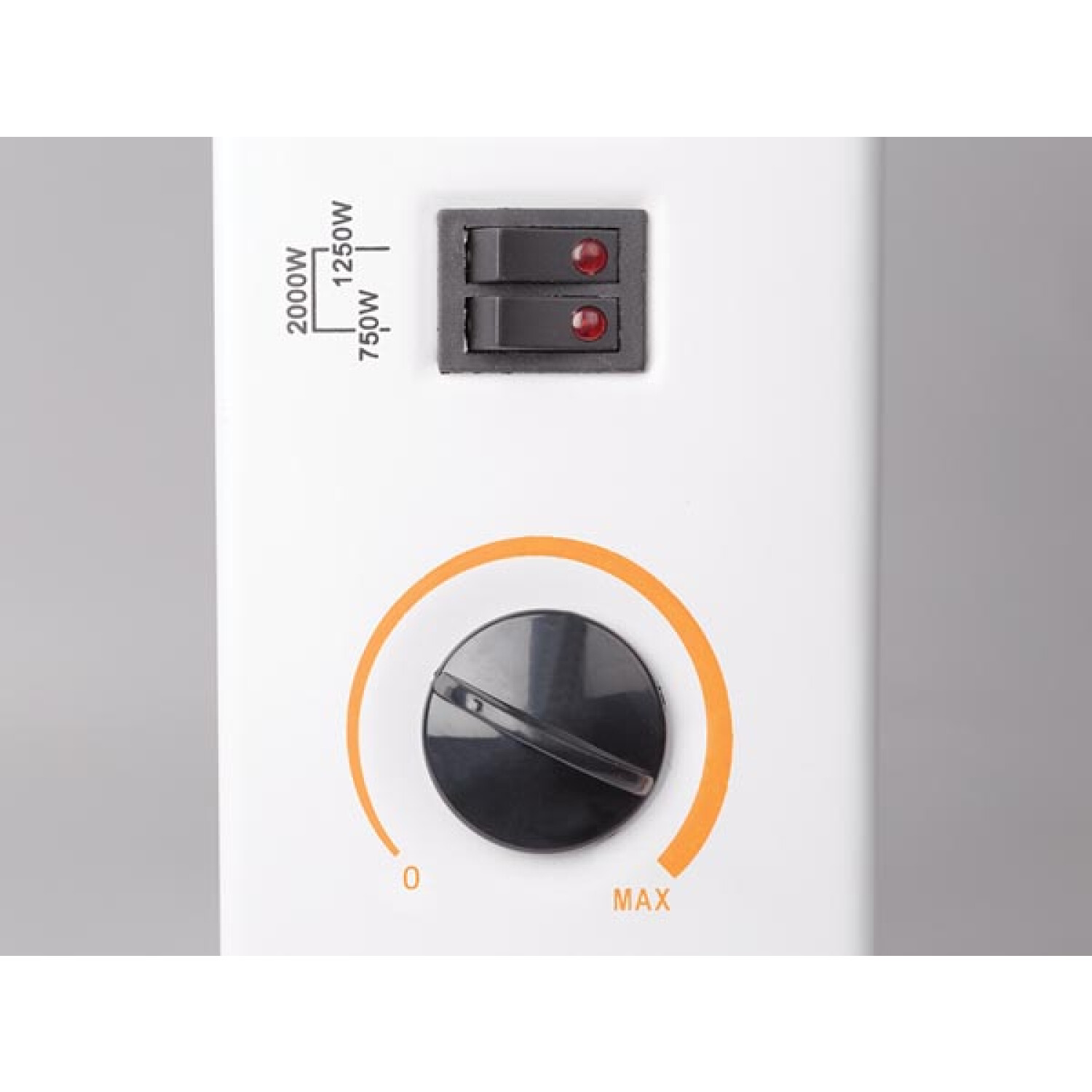 Pannello di controllo del riscaldatore bianco. Include due interruttori con luci rosse, un quadrante e impostazioni di potenza da 750W a 2000W.