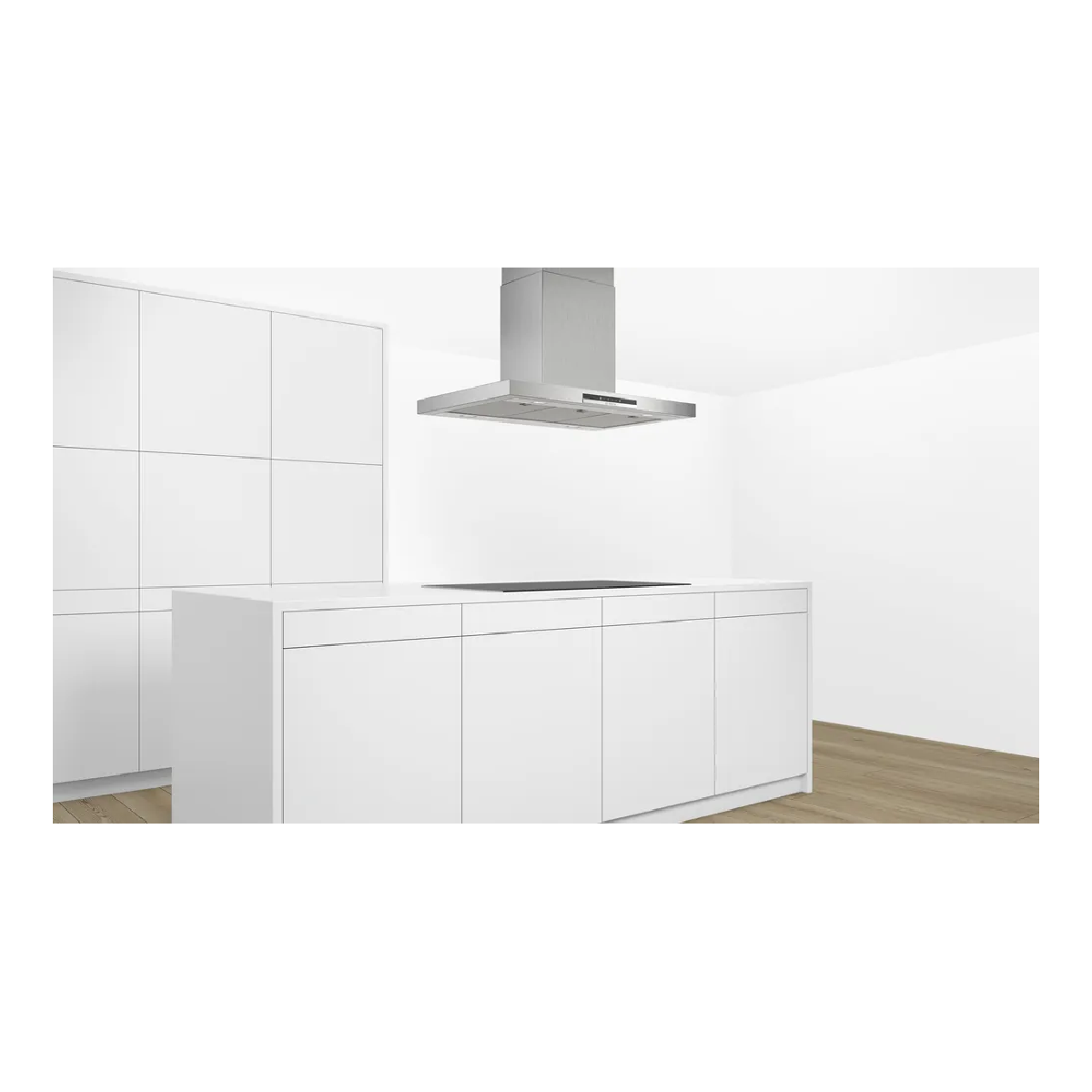 Cocina blanca moderna. Campana extractora de acero inoxidable sobre una encimera negra en una isla blanca. Armarios blancos y suelo de madera.