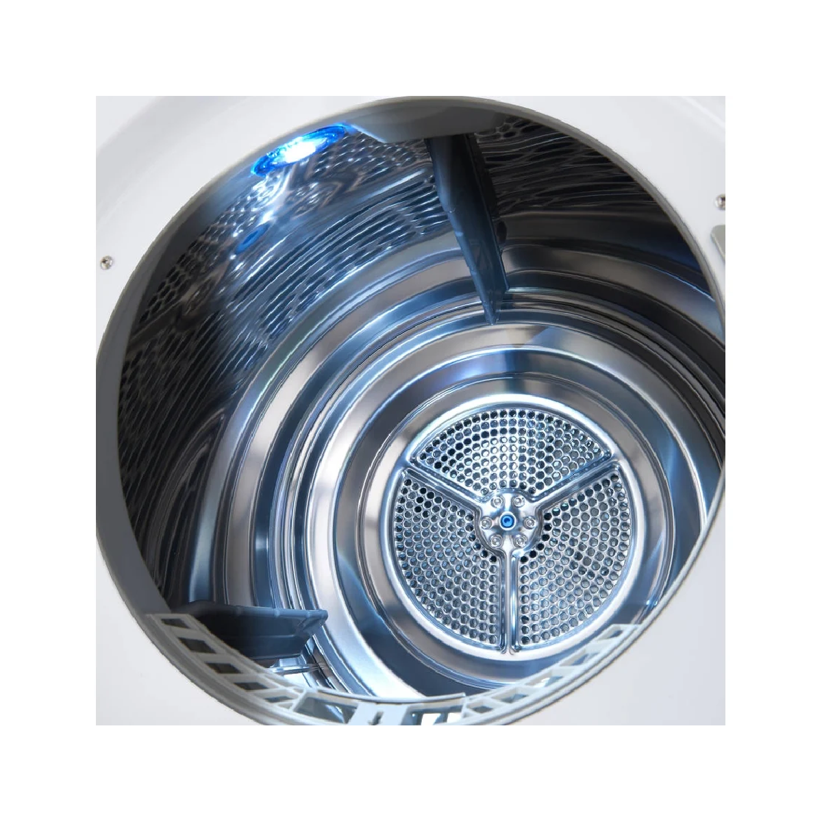 Interior de una lavadora. Tambor metálico brillante con frontal perforado. Una luz azul es visible en la parte superior.