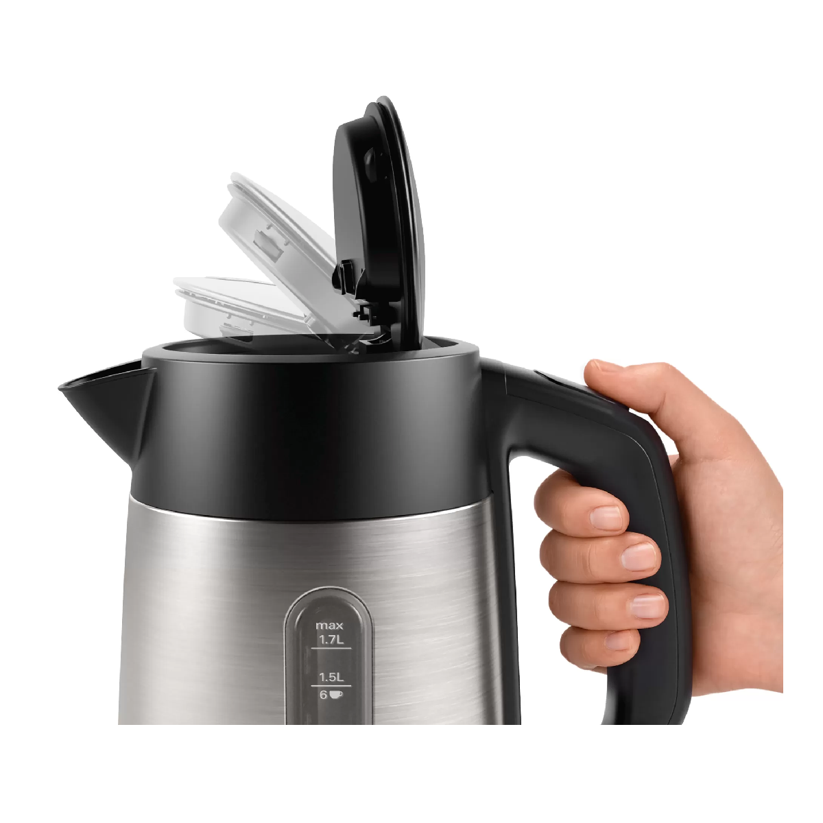 Ein silberner und schwarzer Wasserkocher mit offenem Deckel wird von einer Hand gehalten. Wasserstandsanzeigen sind sichtbar.