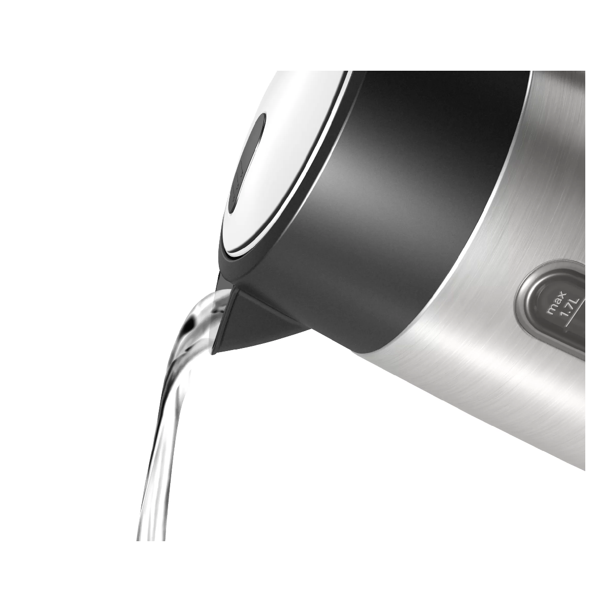 Ein Wasserkocher aus Edelstahl gießt Wasser. Der Wasserkocher ist silber und schwarz. Das Wasser ist klar und fließt aus dem Ausguss.