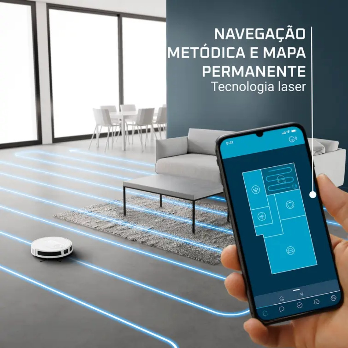 Osoba trzyma telefon z mapą pokoju. Robot sprzątający czyści podłogę, podążając niebieską ścieżką. Widoczne są sofa i stół.