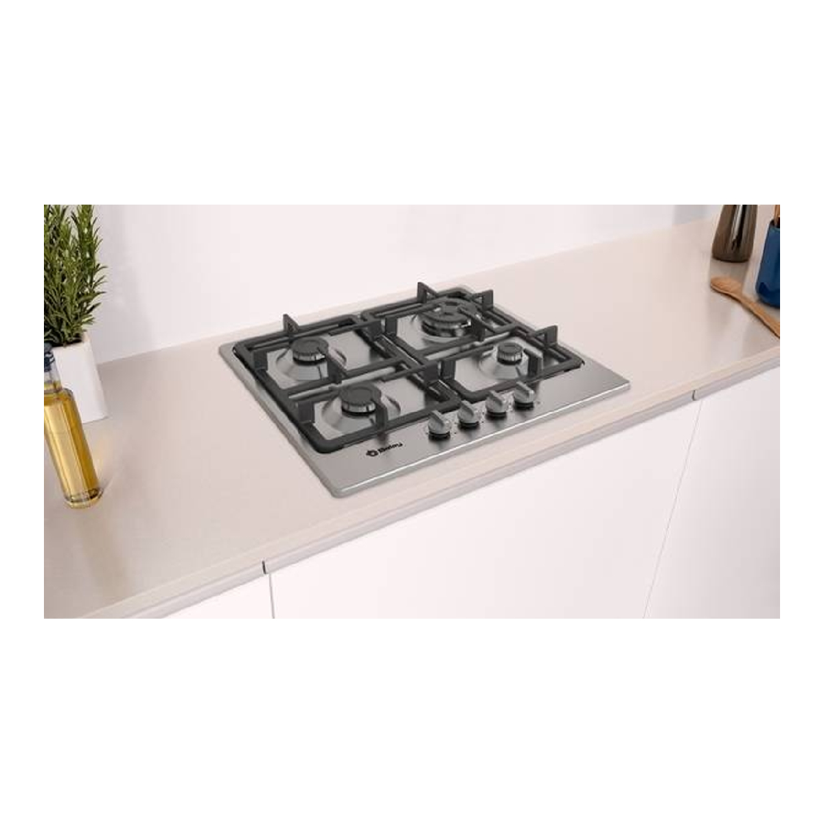 Kuchenka gazowa ze stali nierdzewnej stoi na jasnym blacie. Obecna jest roślina rozmarynu, butelka oleju i przybory kuchenne.