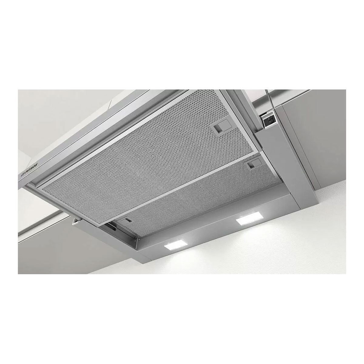 Una cappa argentata è montata sotto un soffitto bianco. Ha un filtro in metallo perforato e due luci rettangolari.