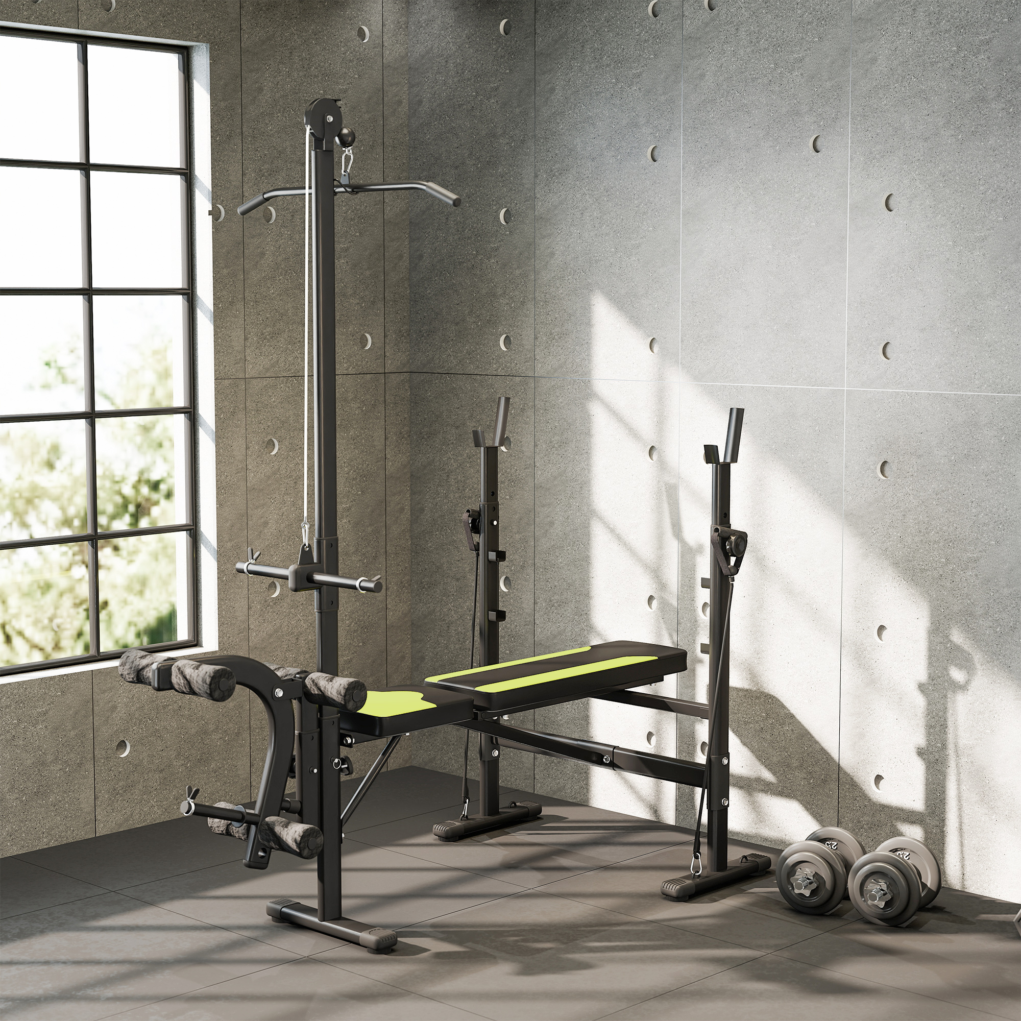 Attrezzatura da palestra in una stanza con finestra. Panca pesi, pesi e sbarra per trazioni visibili. Sfondo muro di cemento.