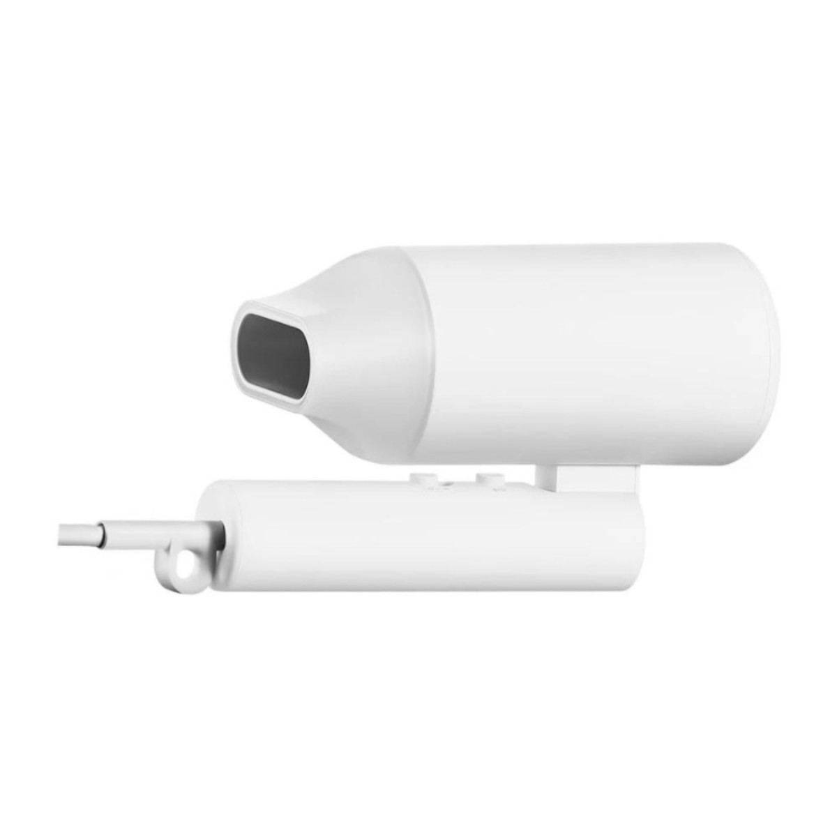 Biała suszarka do włosów na białym tle. Ma dyszę, cylindryczny korpus i uchwyt z przewodem zasilającym.