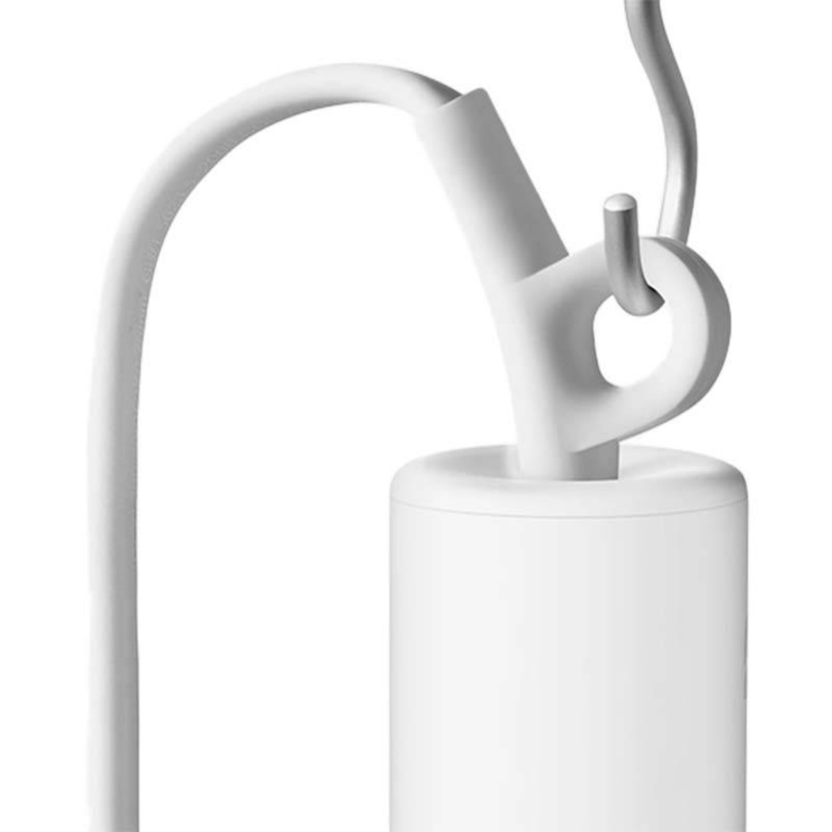 Zbliżenie białego obiektu. Posiada cylindryczną podstawę, zakrzywione ramię i hak. Tło jest białe.