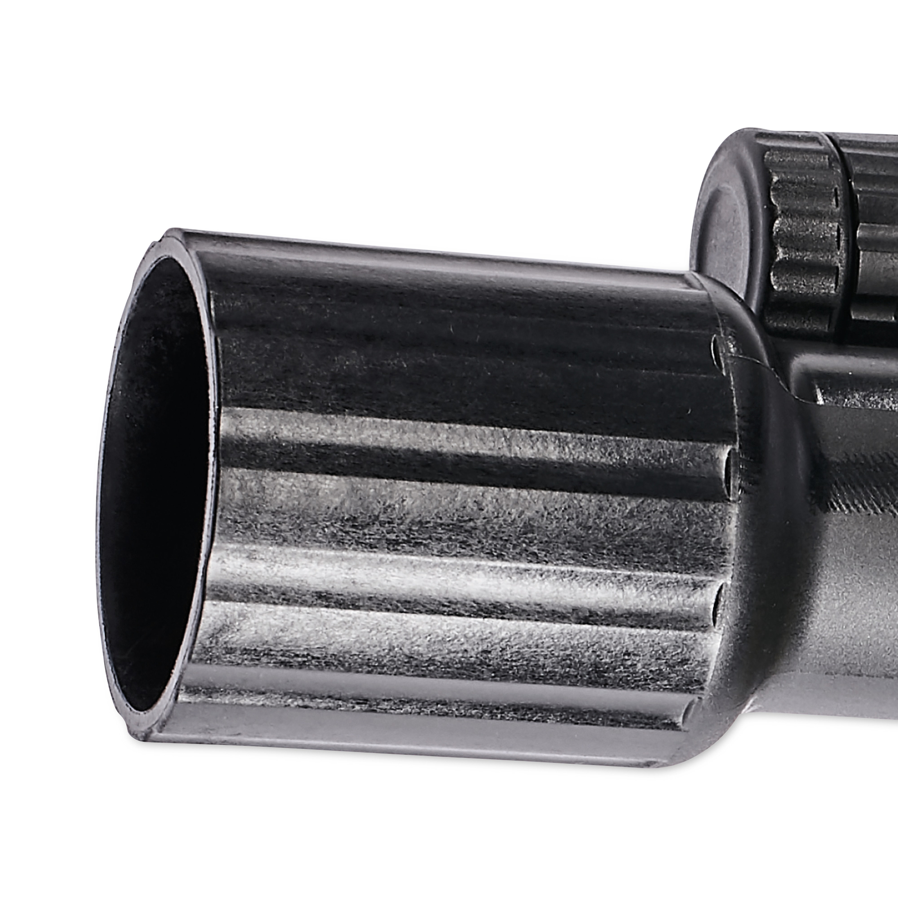 Gros plan d'un coupe-tube noir. Focus sur l'ouverture du tube, design strié et bouton supérieur.