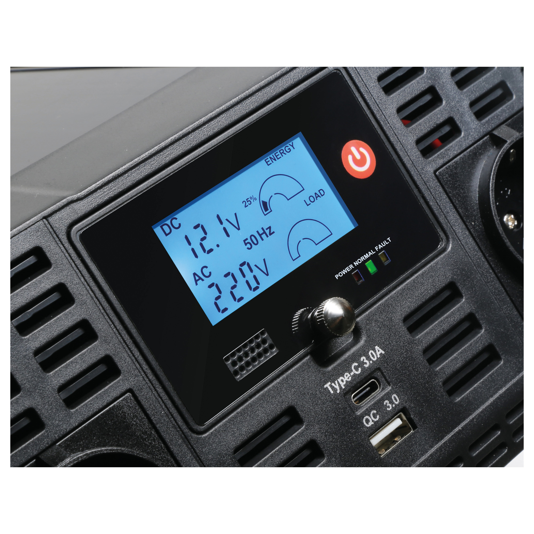 Czarne urządzenie z niebieskim wyświetlaczem pokazującym napięcie i częstotliwość. Posiada porty zasilania i ładowania.