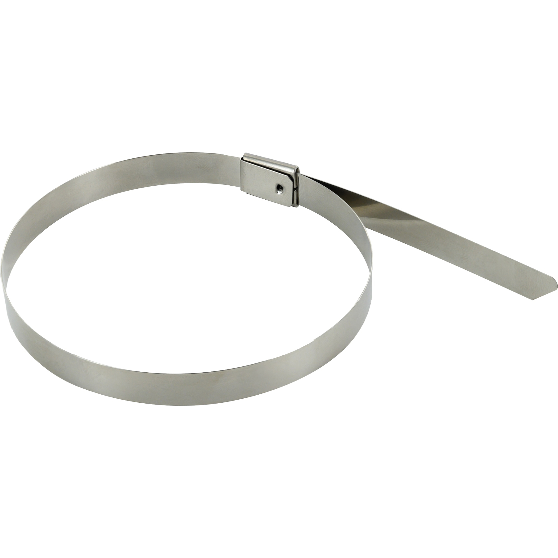 Metalowa opaska zaciskowa, otwarta i okrągła, z mechanizmem blokującym. Pasek wystaje na zewnątrz. Białe tło.