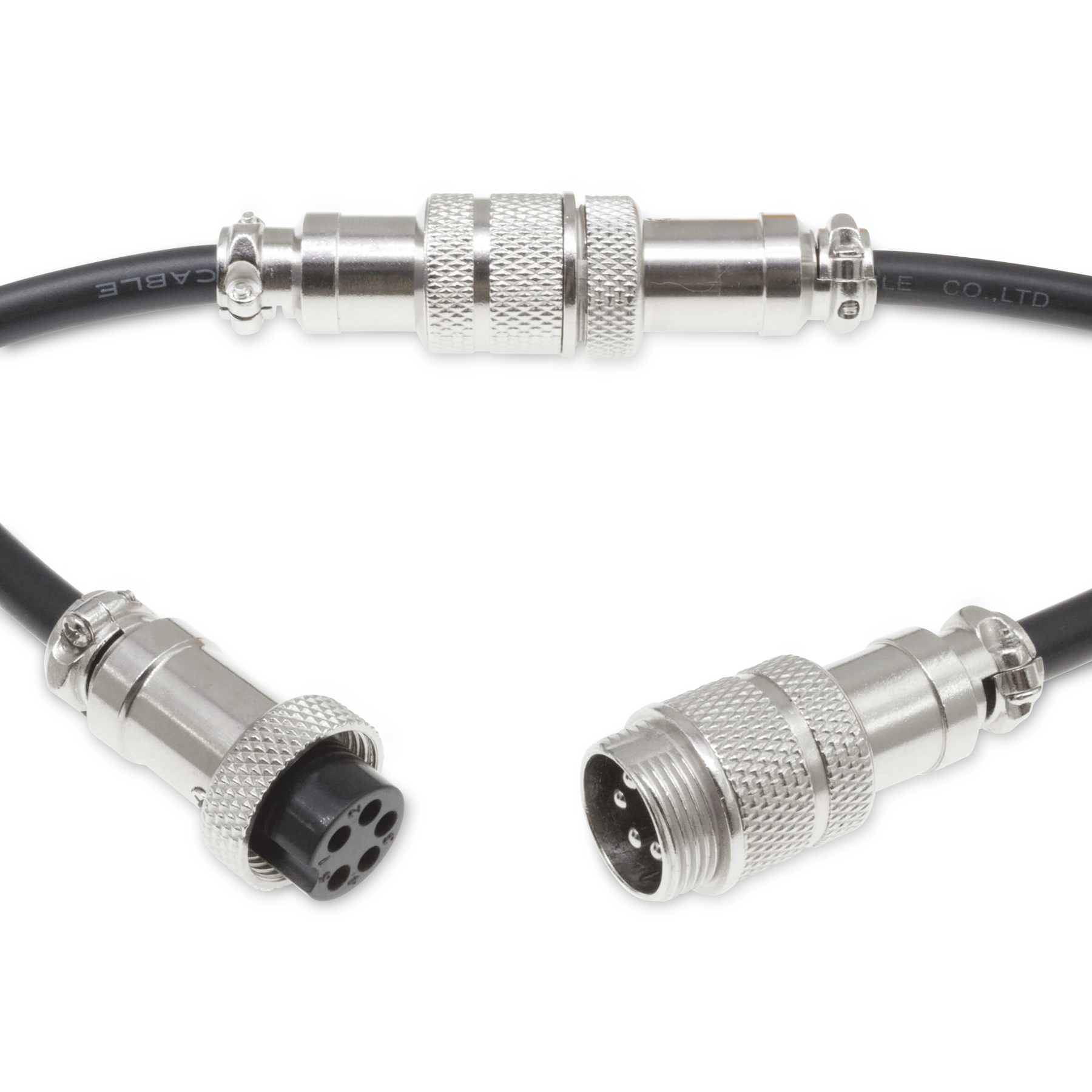 Primer plano de dos cables negros con conectores metálicos, uno separado, sobre fondo blanco. Texto en el cable: 'CABLE CO., LTD'.
