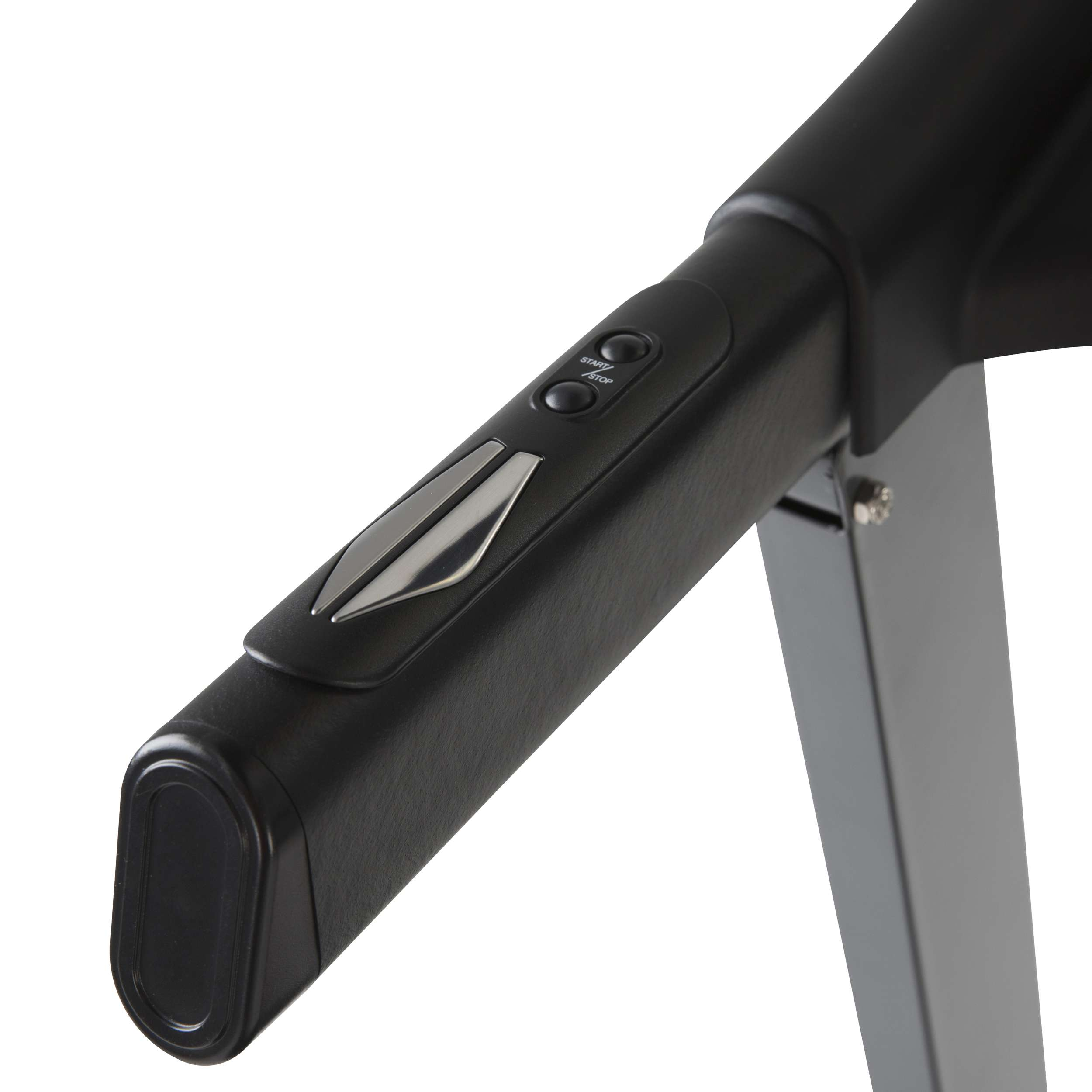 Close-up van de console van een loopband. Zwart met zilveren accenten, start/stop knoppen. Grijze steunstructuur rechts.