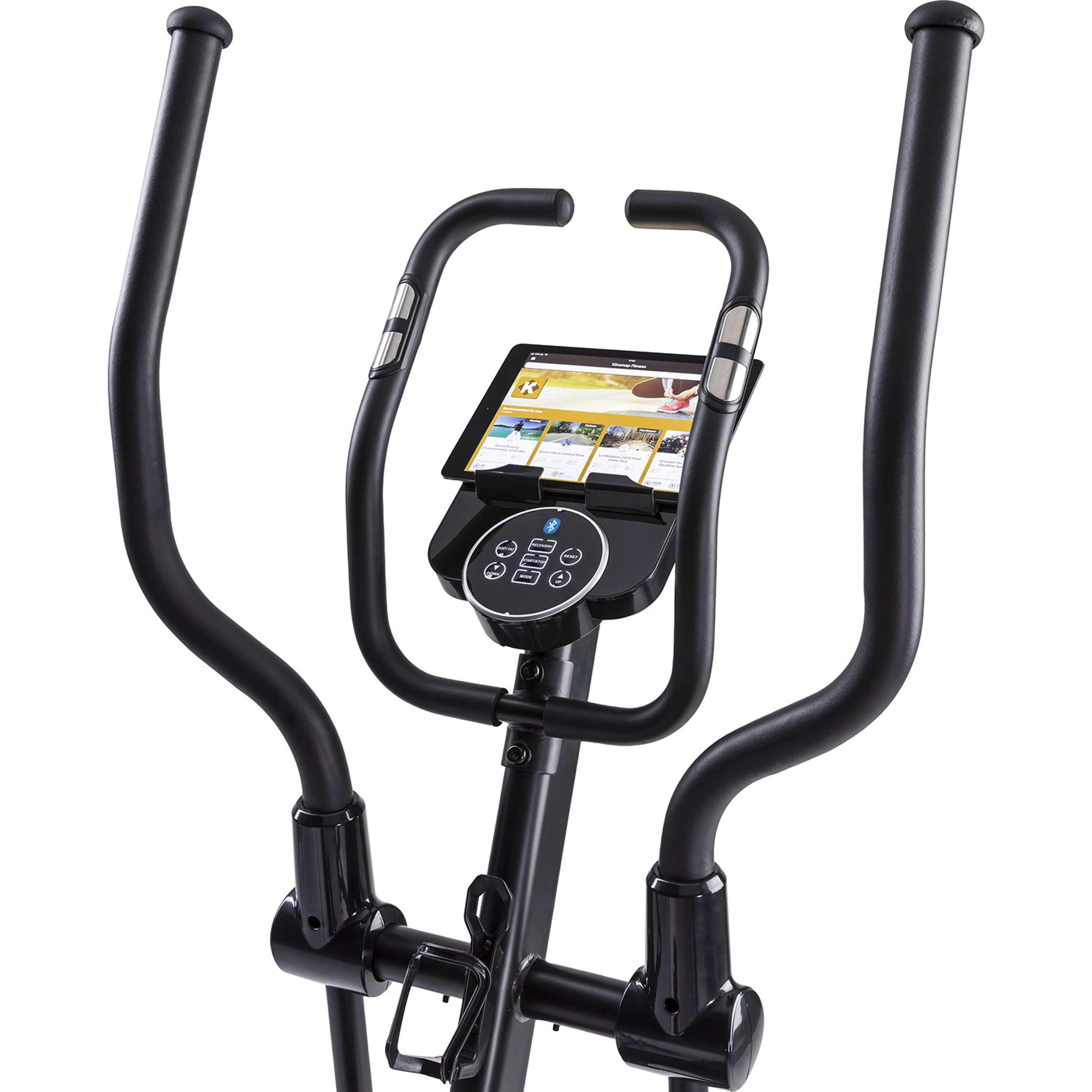 Zwarte crosstrainer. Een tablet toont een fitness-app. Handvatten en bedieningspaneel zijn zichtbaar.