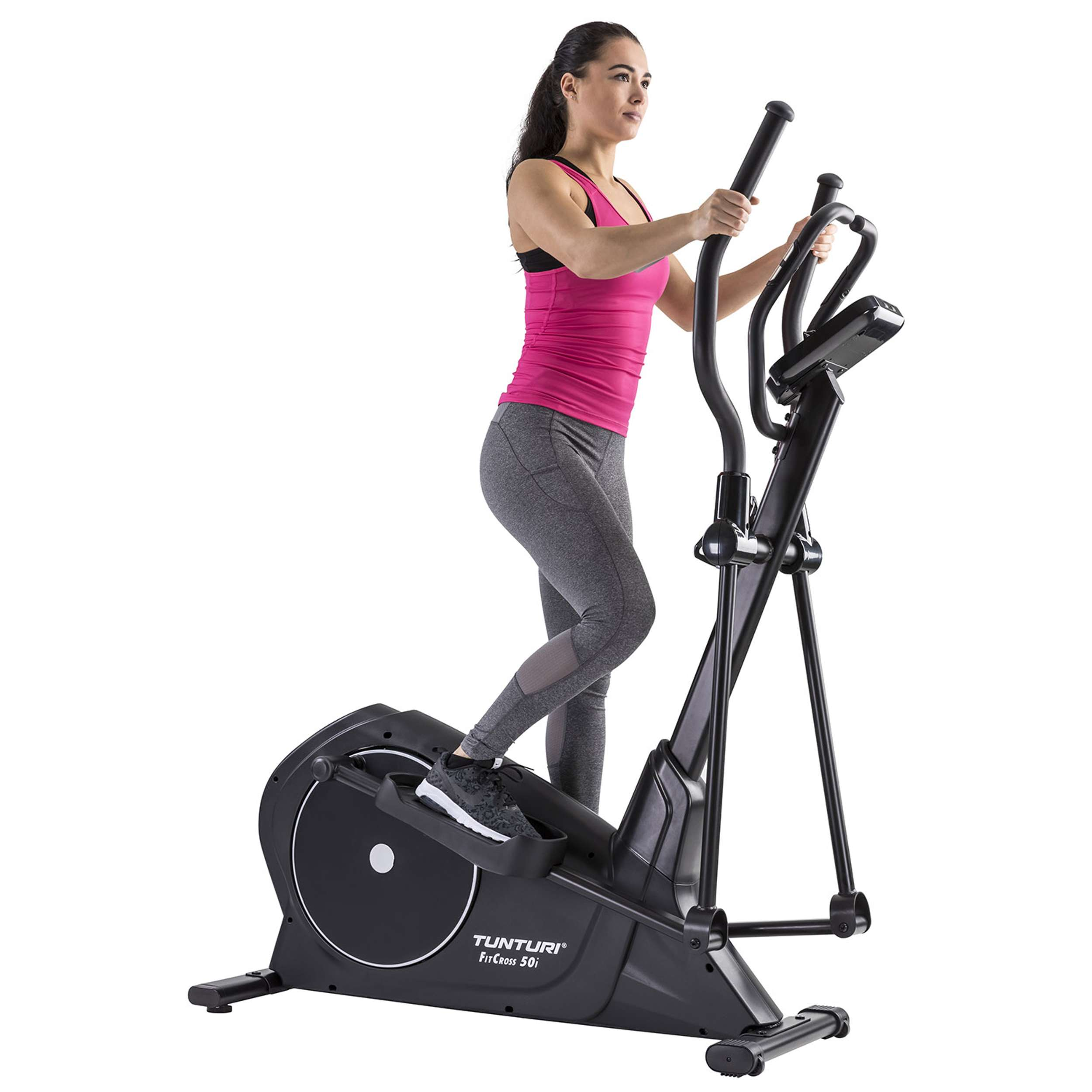 Een vrouw traint op een zwarte elliptische machine. Ze draagt een roze top en grijze legging, witte achtergrond.