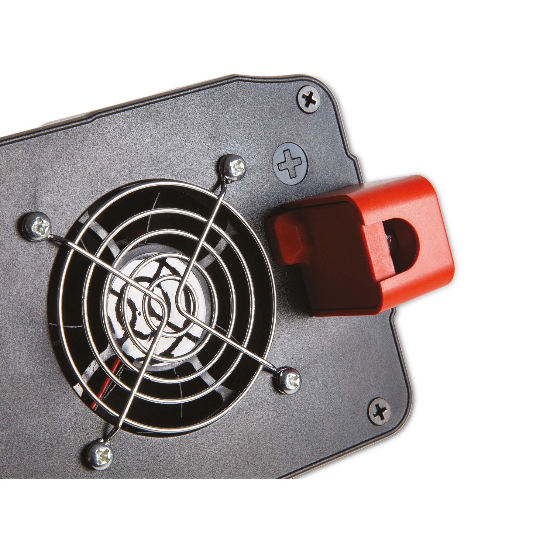 Zbliżenie czarnego wentylatora z chromowaną kratką i czerwonym uchwytem przymocowanym do czarnego urządzenia. Śruby zabezpieczają części.