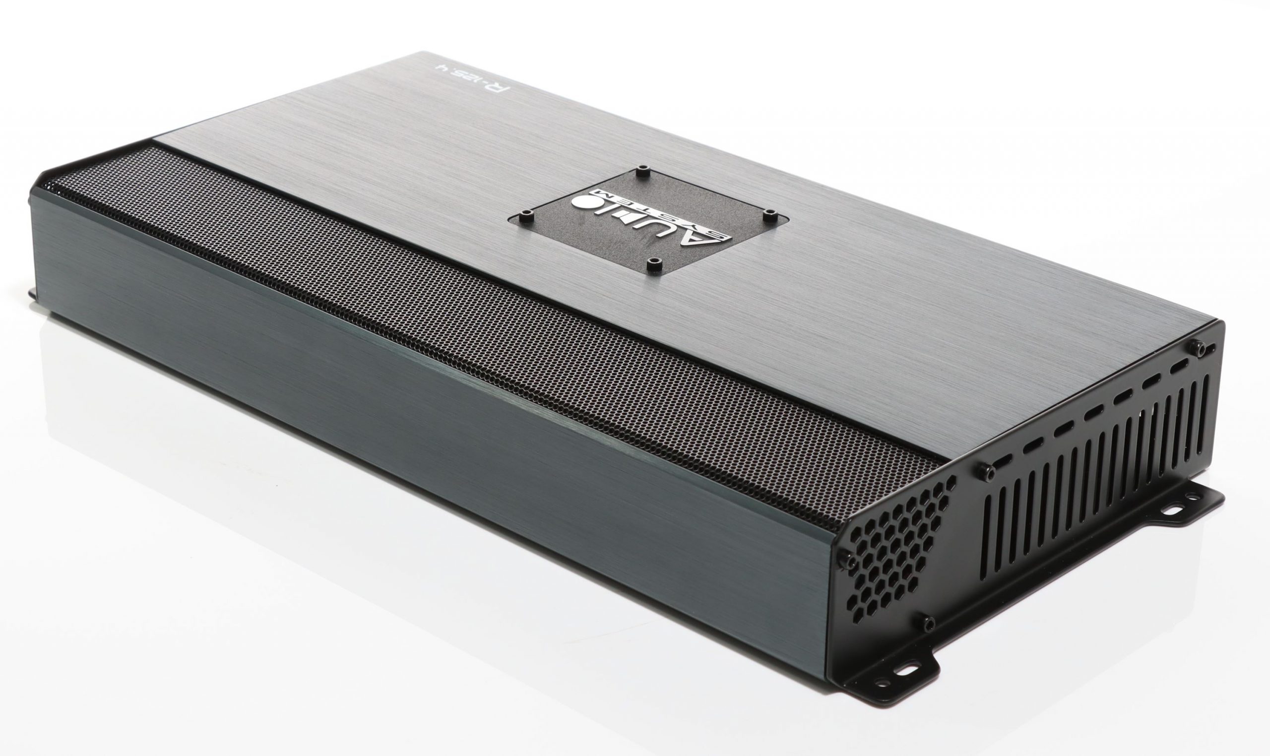 Ein grauer und schwarzer Audio System Verstärker. Er hat ein Mesh-Gitter, ein Logo und befindet sich auf weißem Hintergrund.