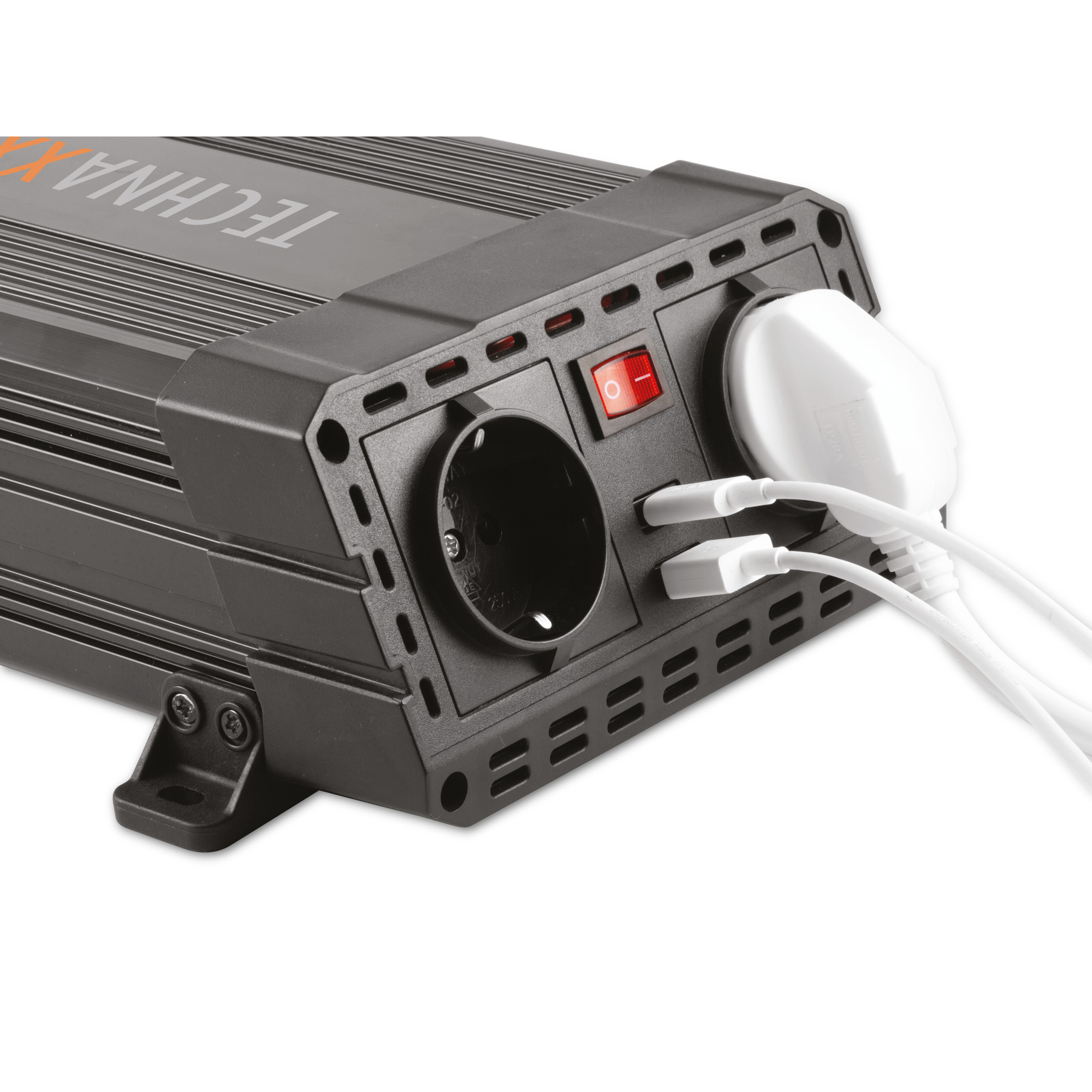 Czarny falownik z gniazdami, czerwonym przełącznikiem i białą wtyczką. Białe kable są podłączone.