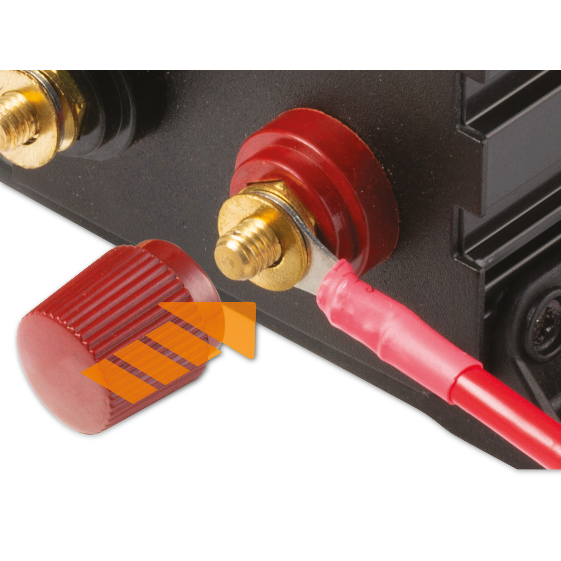 Czerwona nasadka jest usuwana z czarnego elementu z czerwonym przewodem. Widoczne złote złącza.