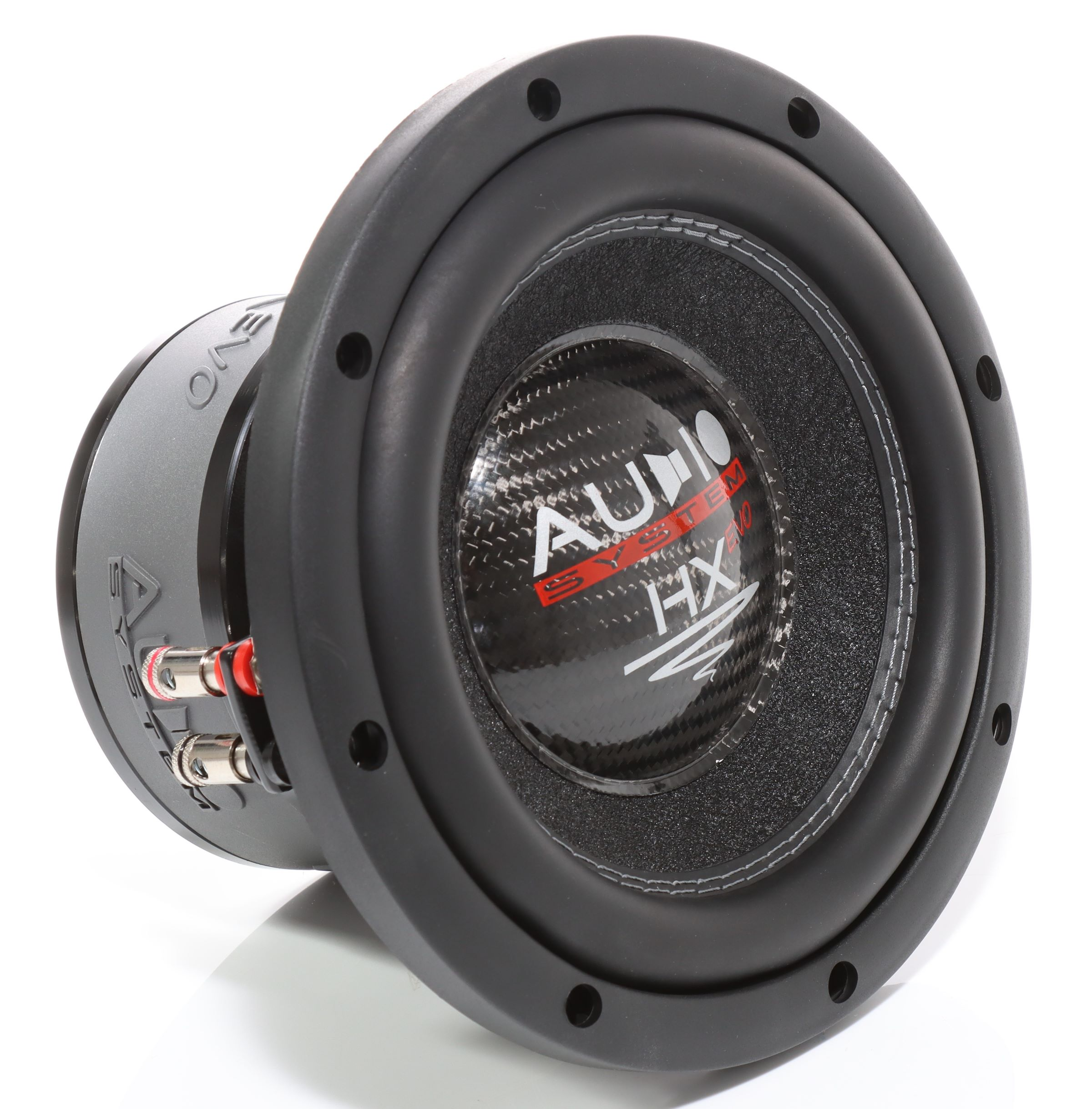 Ein schwarzer Subwoofer mit einer Carbonfaser-Membran. Das Wort "Audio System HX" ist sichtbar. Der Hintergrund ist weiß.
