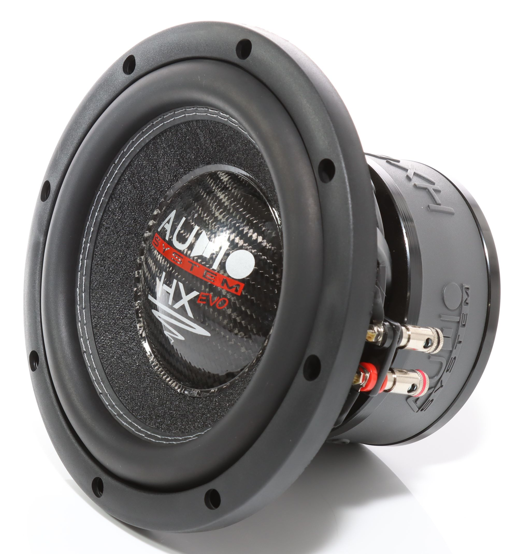 Ein schwarzer Subwoofer mit den Worten 'AUDIO SYSTEM' und 'HX evo' auf dem Lautsprecher. Er steht auf einer weißen Oberfläche.