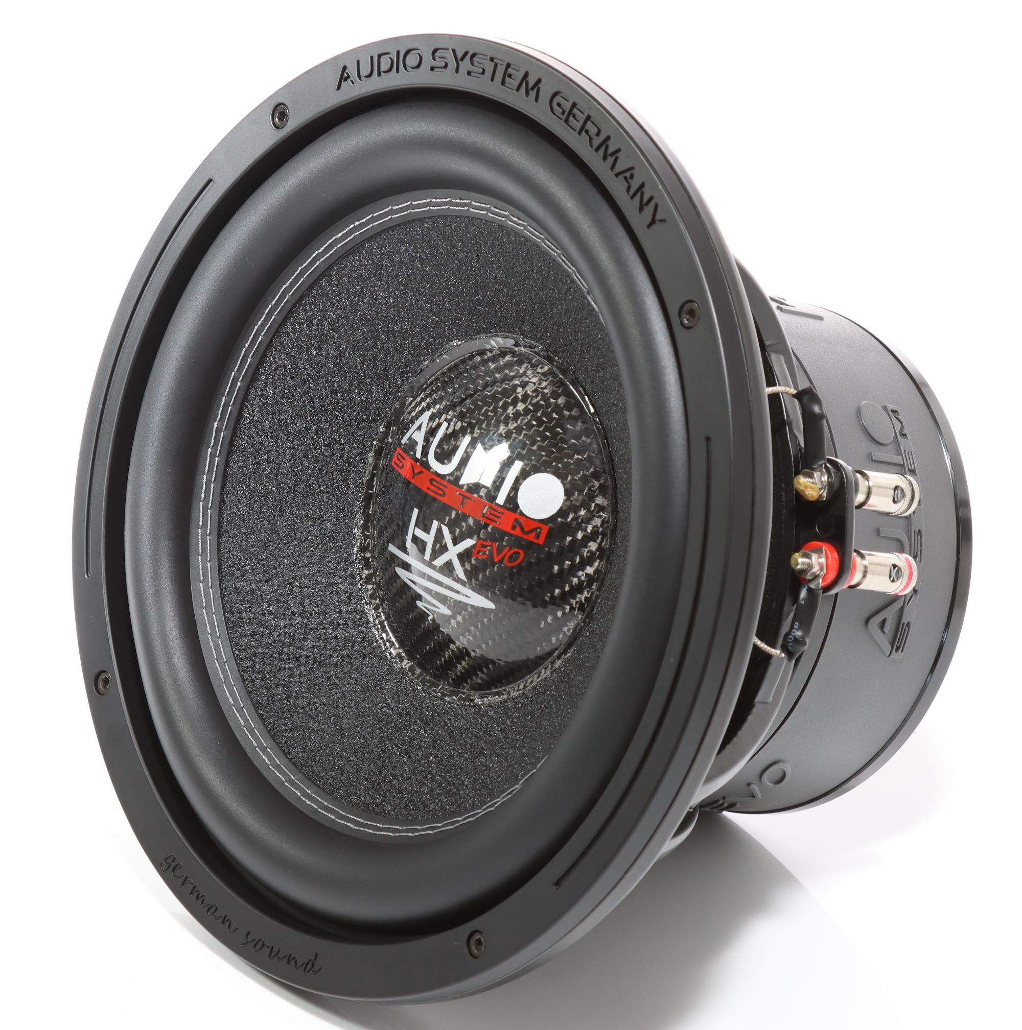 Schwarzer Subwoofer mit Karbonfasermitte. Er trägt den Text "Audio System Germany" und German Sound.